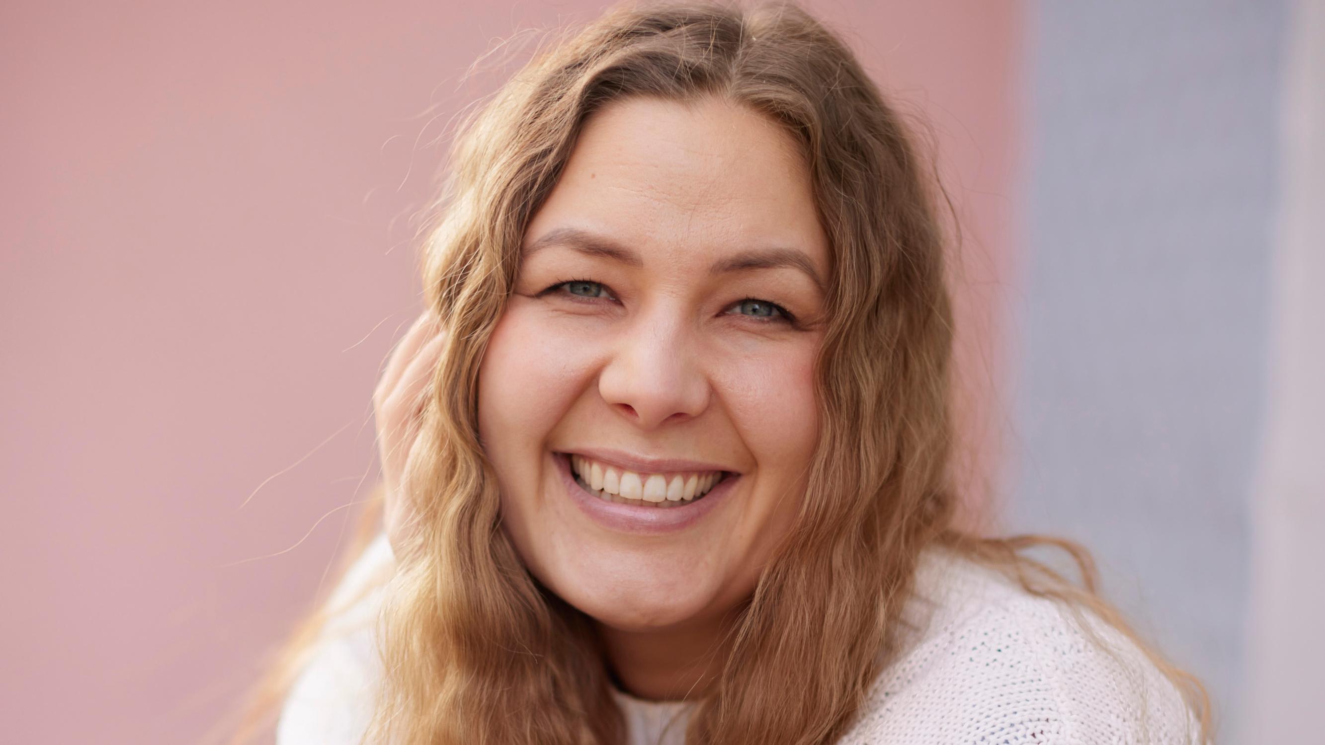 Ronja Roms lähti kuukaudeksi lomalle yksin ja häntä kritisoitiin lasten hylkäämisestä: ”Mikä saa tuntemattoman ihmisen kertomaan minulle, että olen huono äiti?”