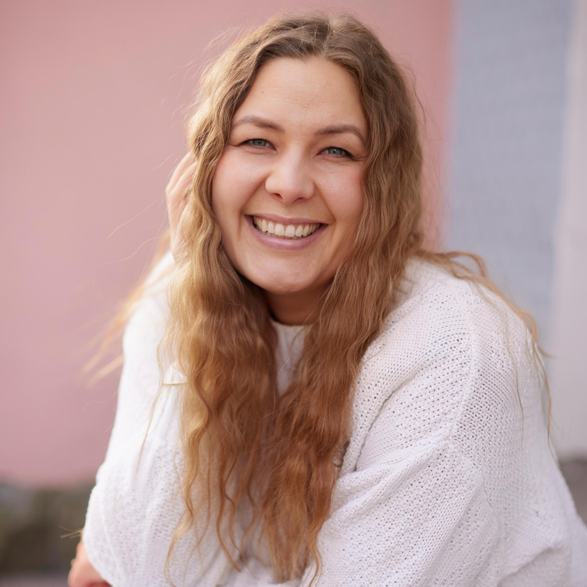 Ronja Roms lähti kuukaudeksi lomalle yksin ja häntä kritisoitiin lasten hylkäämisestä: ”Mikä saa tuntemattoman ihmisen kertomaan minulle, että olen huono äiti?”