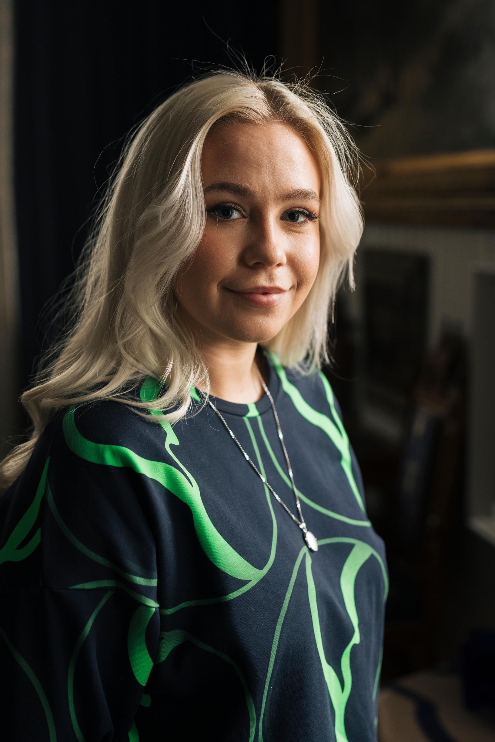 Olivia Oras asuu Turussa koiransa Pablon kanssa. Hän työskentelee äitinsä Johanna Oraksen Kallary- tuotemerkin markkinoinnissa.