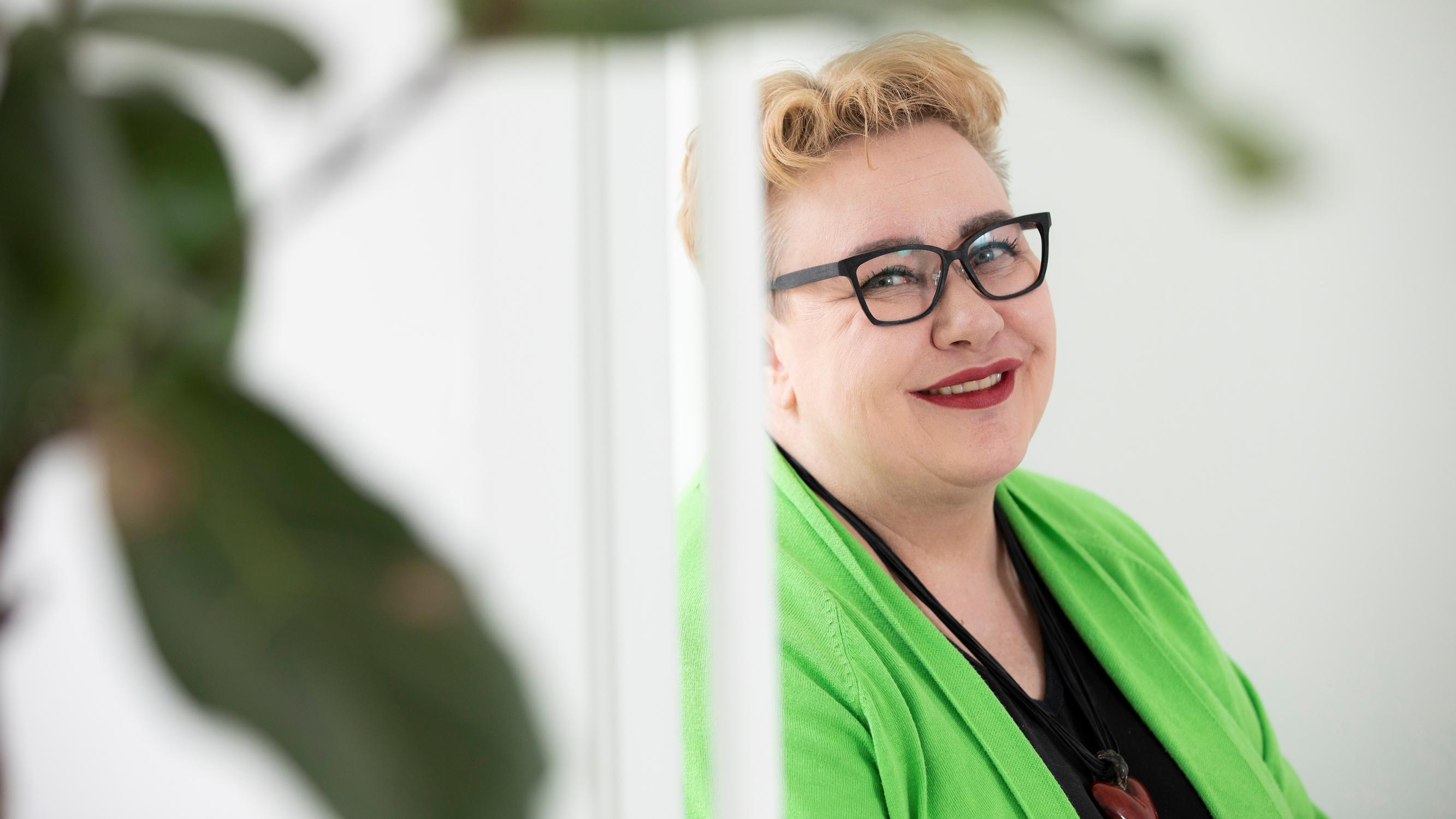 Muistisairasta äitiään 25 vuoden ajan hoitanut Sirpa Pietikäinen: ”Jos pitäisi valita, mihin sairastun ja ehkä kuolen, voisin hyvin valita muistisairauden”