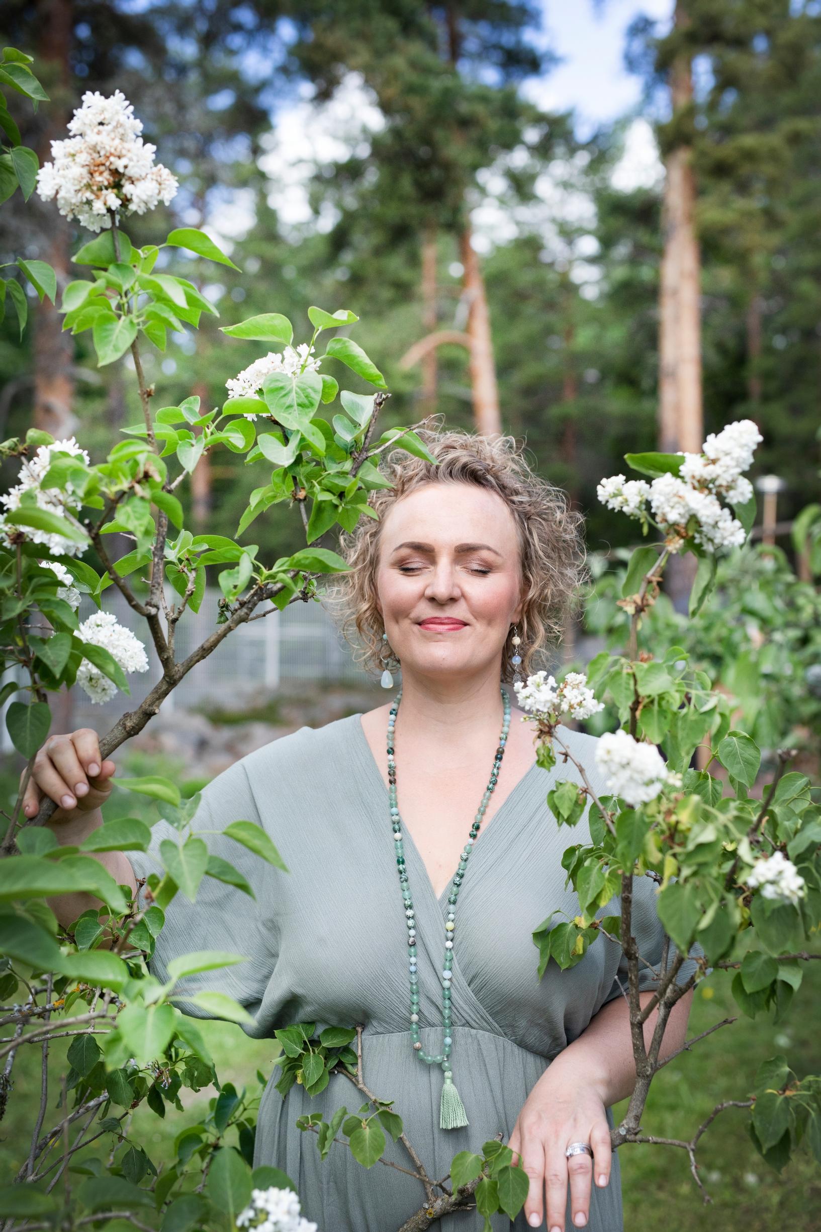 Leonna Aho-Ryhänen puutarhassaan