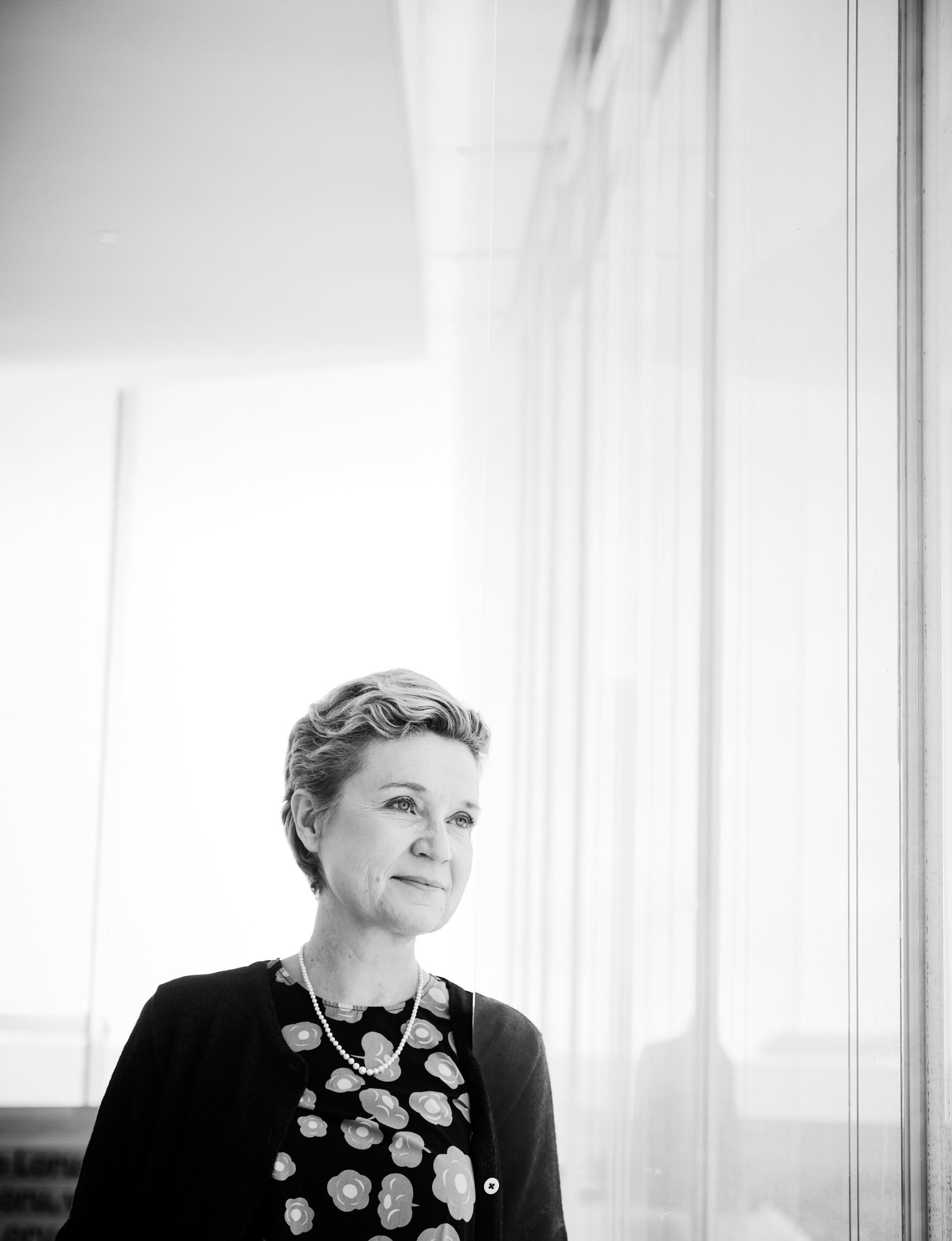 Kirjailija Sirpa Kähkönen Eevan kirjaklubi -tapahtumassa.
