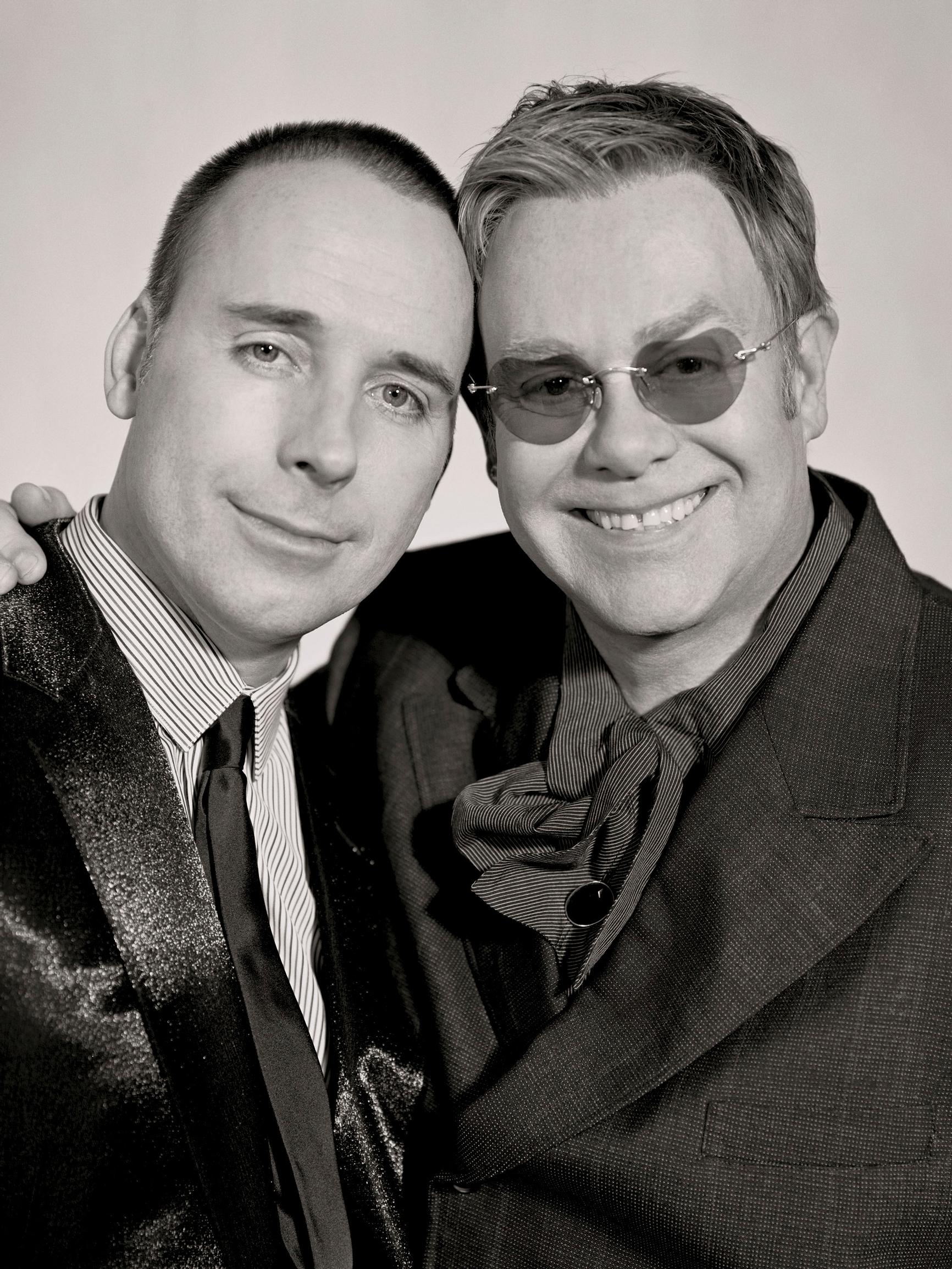 Elton Johnin ja David Furnishin rakkaustarinaa varjosti äidin kylmäävä vihamielisyys – Elton eli lapsuutensa äidin kiukunpuuskien pelossa 