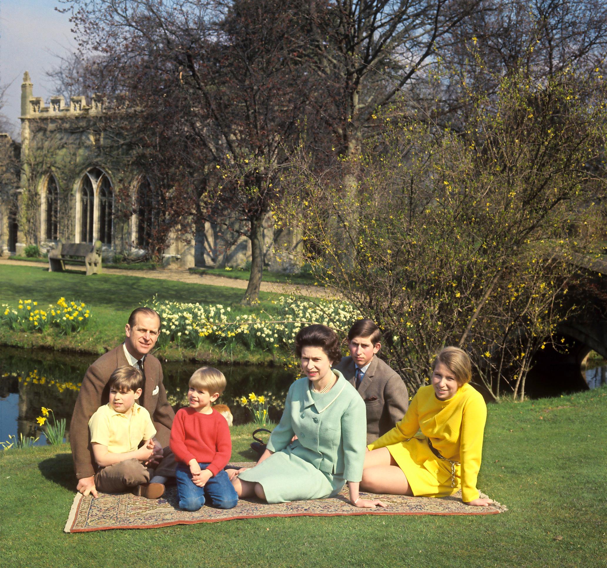 Elisabet kokee, että hänellä oli kaksi perhettä. Ensimmäiseen kuuluvat Charles ja Anne, jotka olivat heti julkisuudessa, ja toiseen Andrew ja Edward, joille suotiin yksityisyyttä.