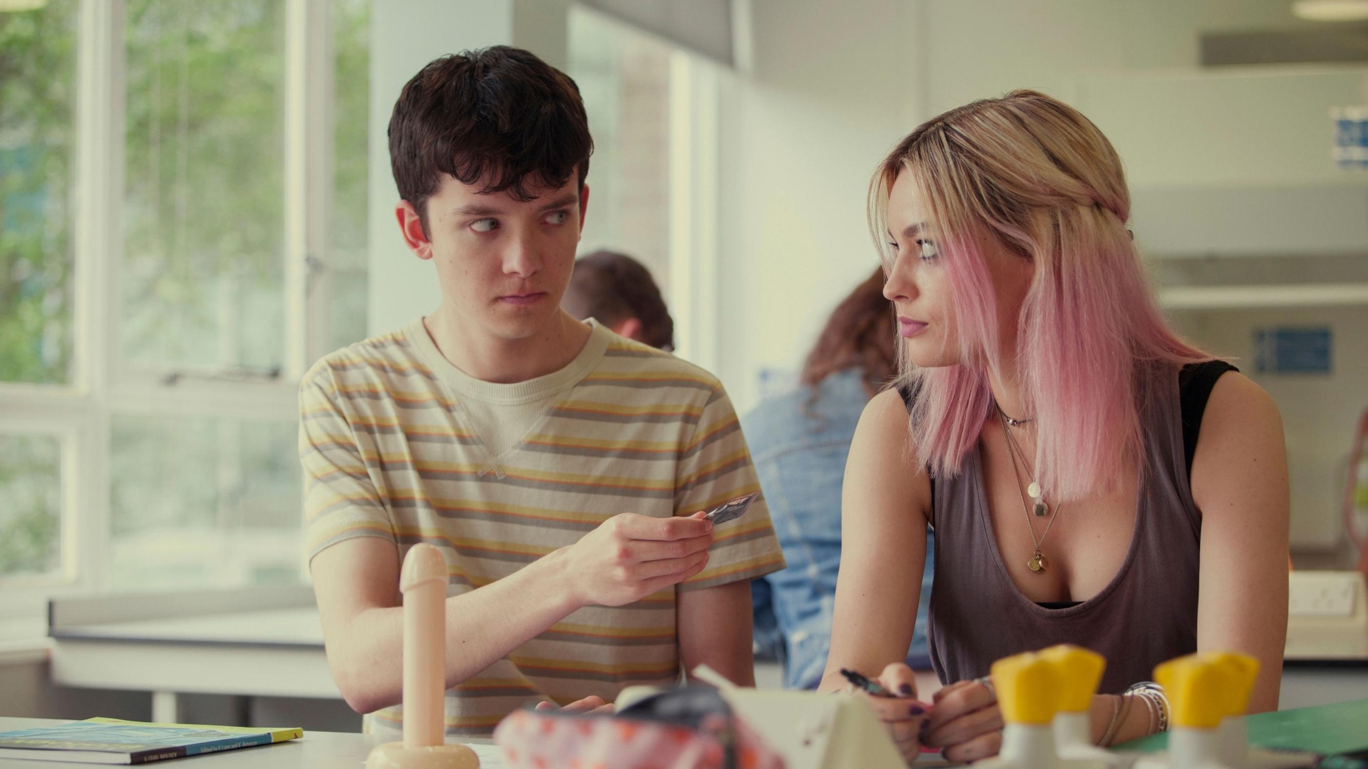 Rakastatko teinikirjoja ja -sarjoja? Hyvä, sillä ne auttavat aikuista pohtimaan teininä käsittelemättä jääneitä tunteita