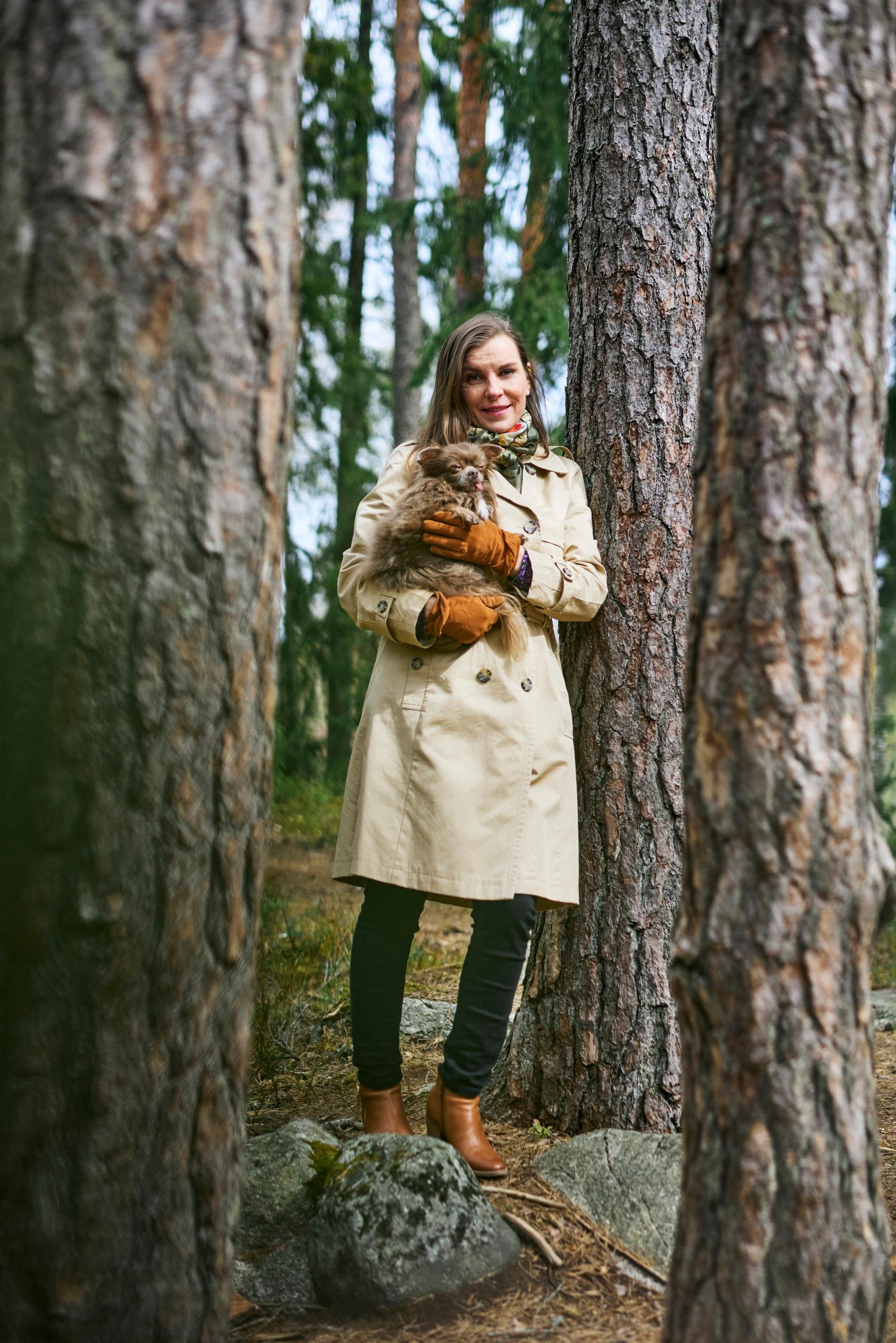 Pahimpina päivinä Leena pystyi vain laittamaan ruokaa ja ulkoiluttamaan rescue-koiraansa Yodaa. Sitten hän kirjoitti ensimmäiset haikunsa.