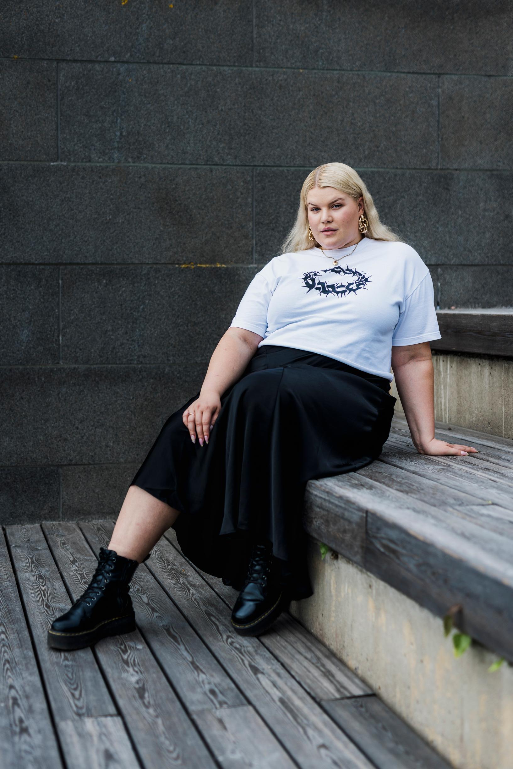 ”Vastuullisen muodin ostaminen on vaikeampaa pluskokoiselle, sillä valikoima on suppeampi." Mekko, Ulla Popken. Kengät, Dr. Martens. T-paita siskolta.