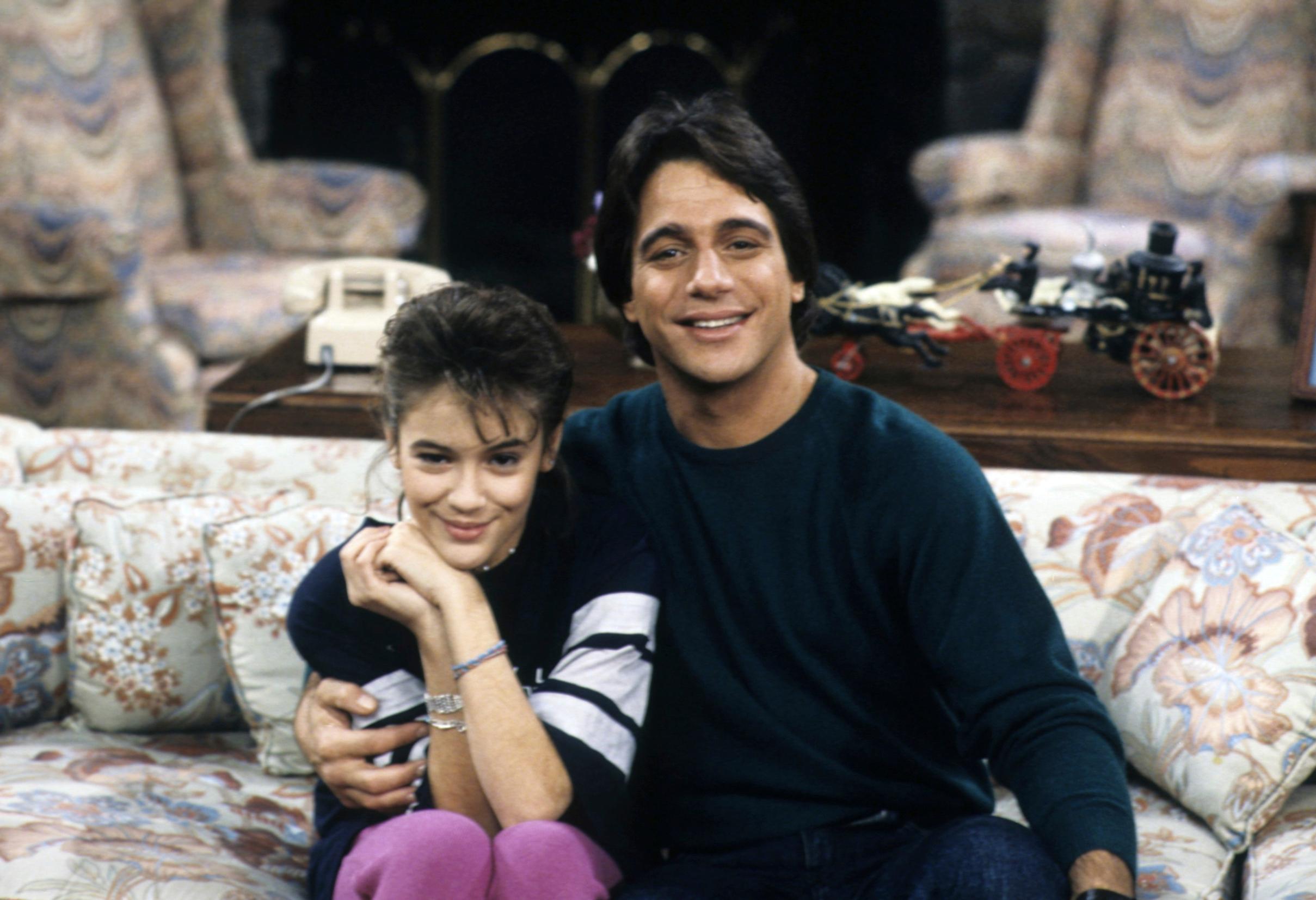 Alyssa 15-vuotiaana televisioisänsä Tony Danzan kanssa. Kaksikko tähditti Who’s the Boss? -komediasarjaa.