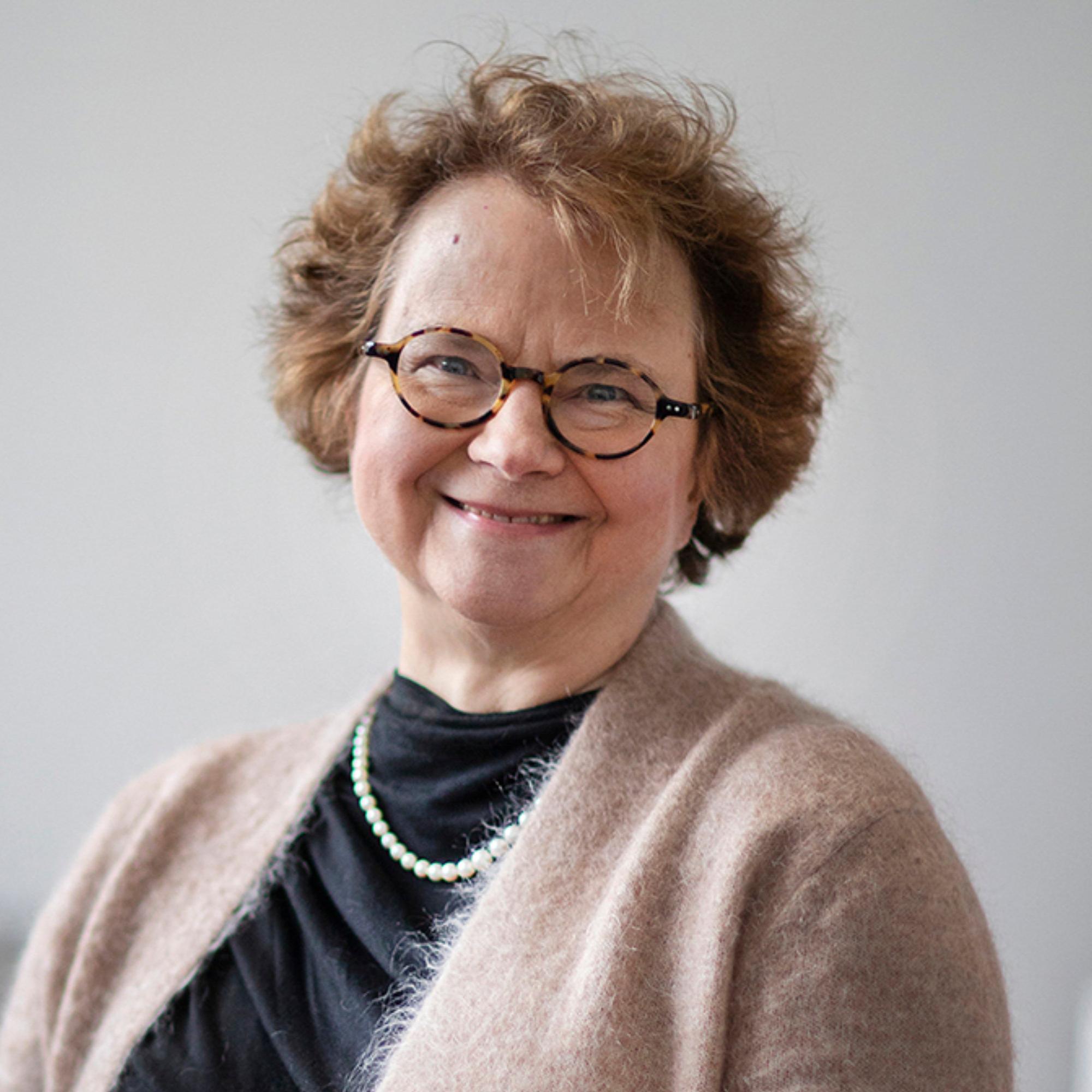 Ikääntyminen muutti professori Laura Kolben käsitystä omasta vartalosta: ”Olen armollinen tälle pikku bodylle, jossa henki vielä leuhuu”