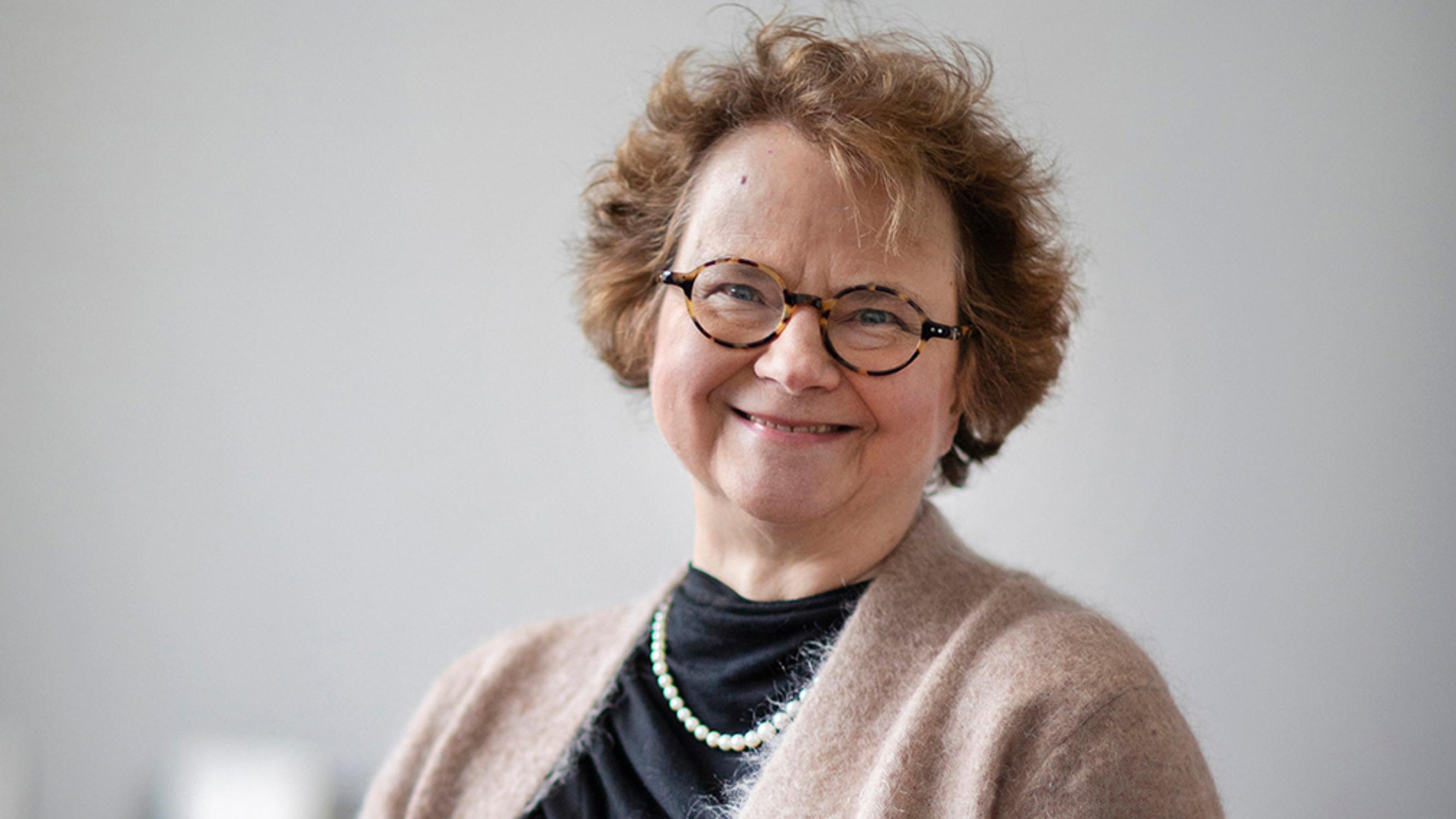 Ikääntyminen muutti professori Laura Kolben käsitystä omasta vartalosta: ”Olen armollinen tälle pikku bodylle, jossa henki vielä leuhuu”