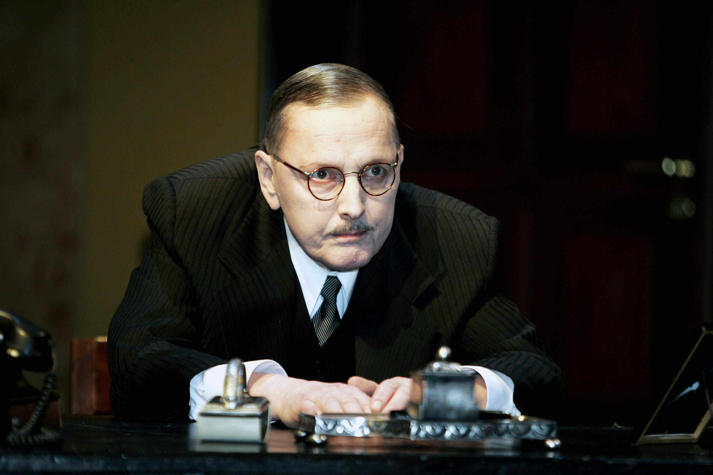 Ne kahdeksan valittua -näytelmä vei sota-ajan kohtalonhetkiin. Hannu Lauri oli presidentti Risto Ryti Helsingin Kaupunginteatterissa 2005.