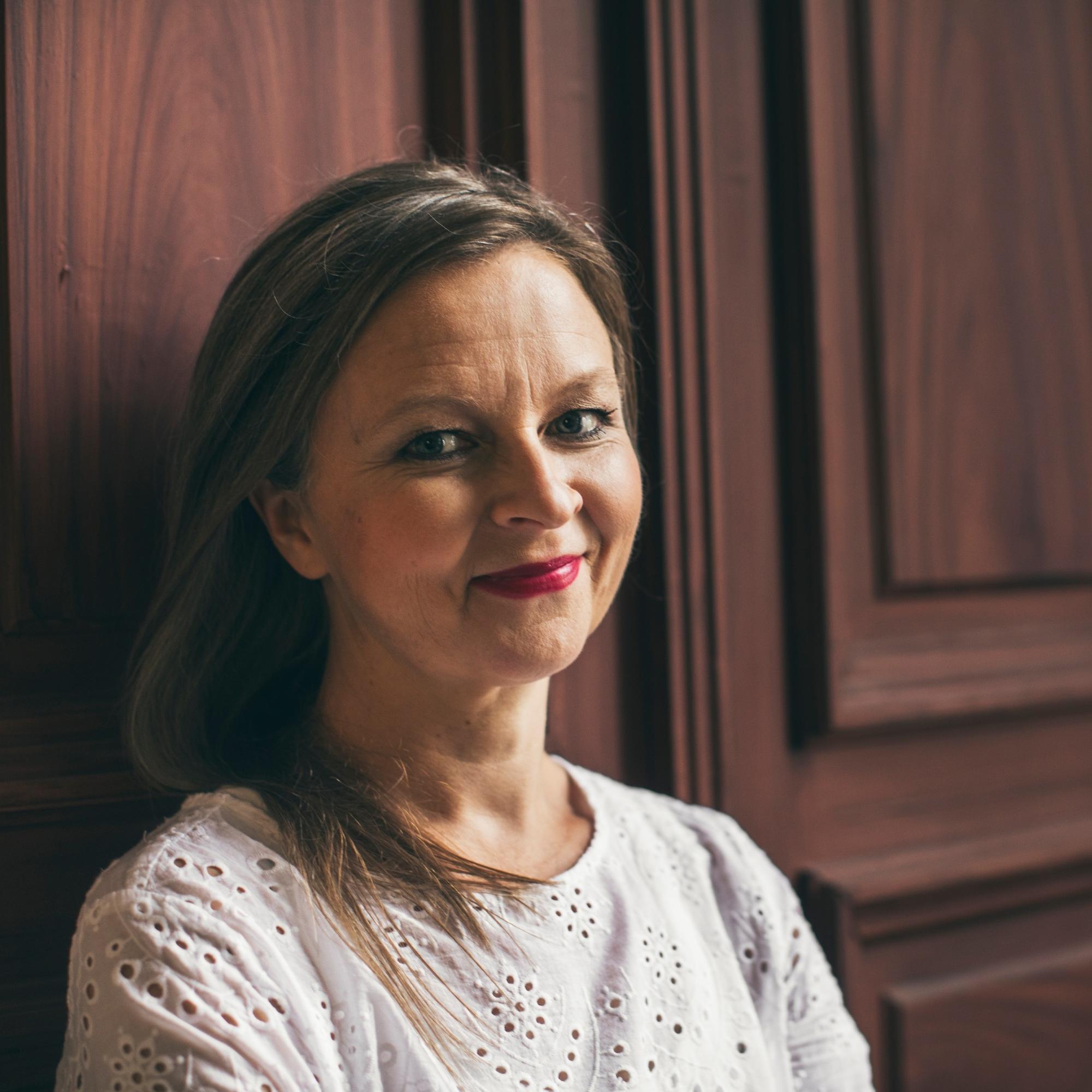 Mistä kirjailija Anna Kortelainen saa voimaa? Juttelusta, funk-musiikista ja viherkasvista: ”Ihastuin tuhmaan poikaan”