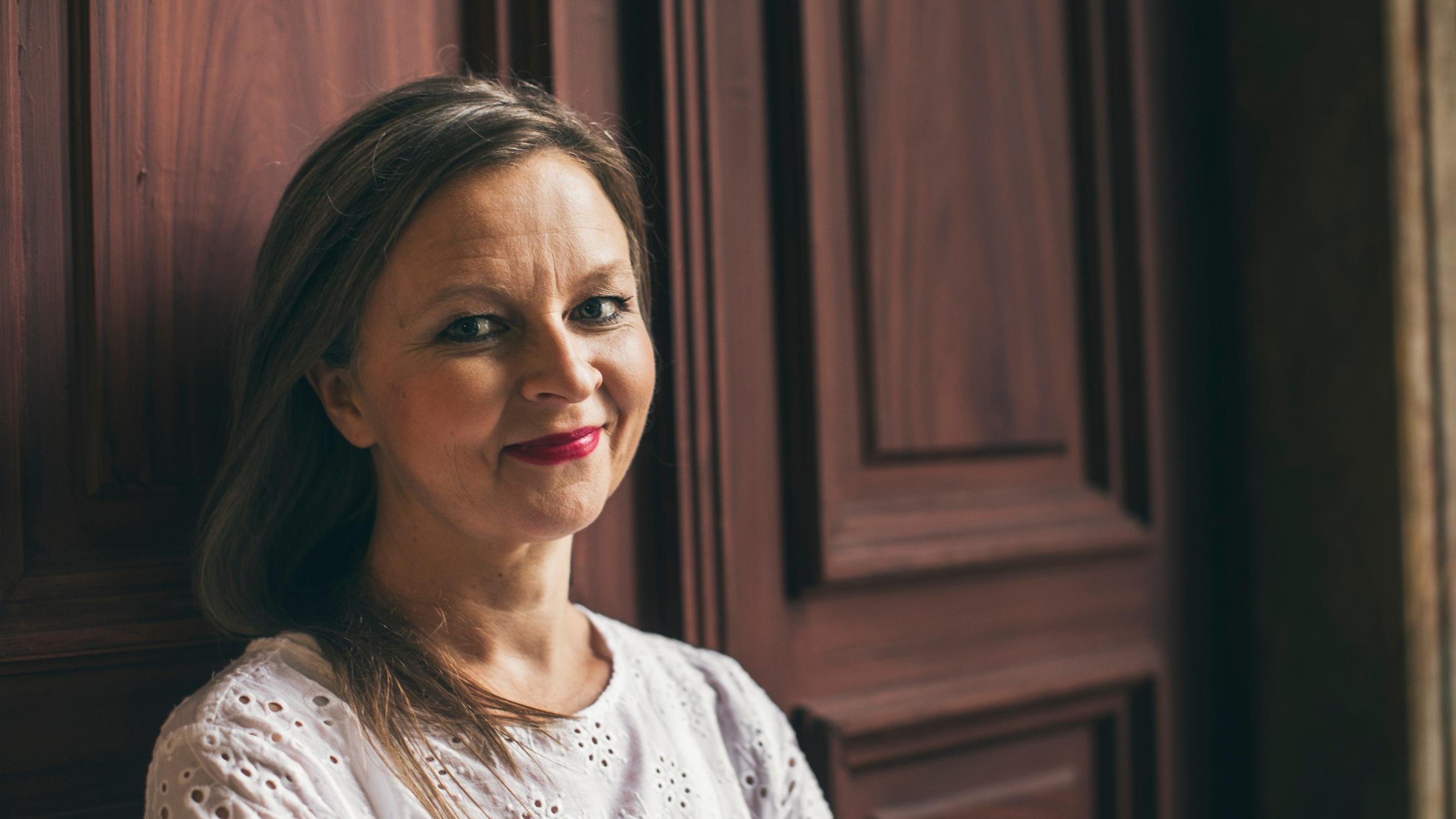 Mistä kirjailija Anna Kortelainen saa voimaa? Juttelusta, funk-musiikista ja viherkasvista: ”Ihastuin tuhmaan poikaan”