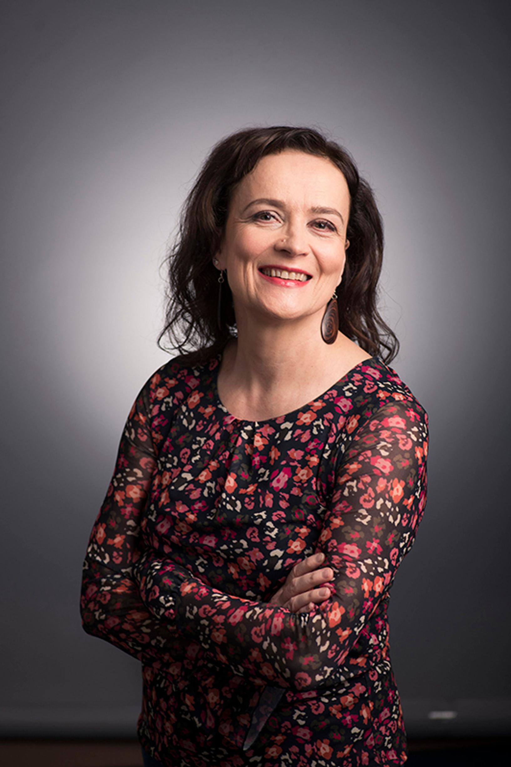 ”Mitä enemmän löydän itseäni, sitä näkyvämmäksi tulen”, sanoo naistentautien erikoislääkäri, kliininen seksologi Leena Väisälä. Kuva Niclas Mäkelä/Otava