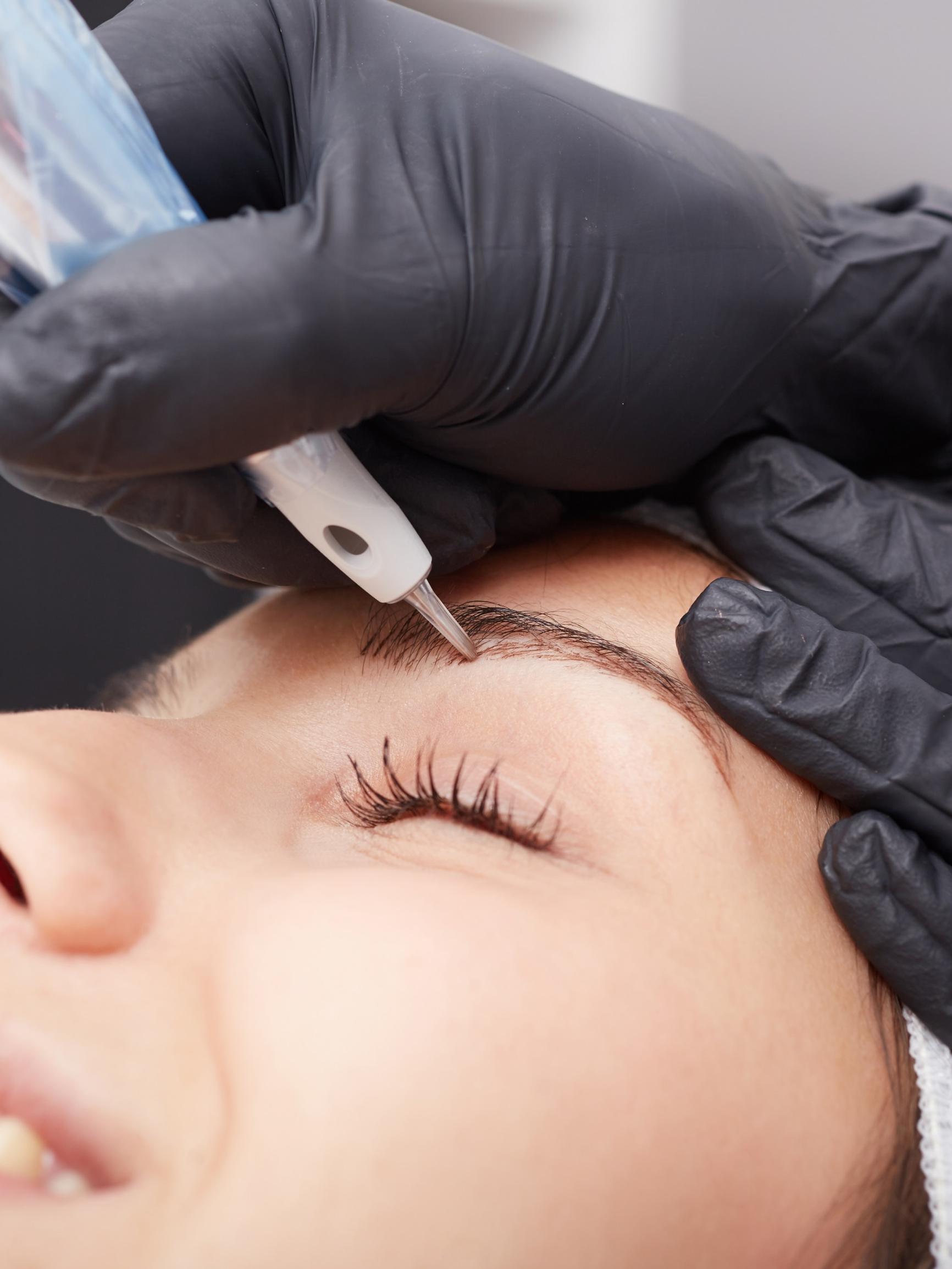 Kiinnostaako microblading ja kestopigmentointi? Ammattilaiset neuvovat, kenelle kestomeikki ei sovi