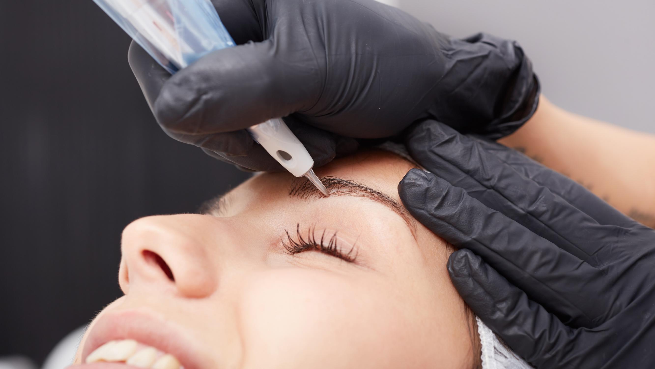 Kiinnostaako microblading ja kestopigmentointi? Ammattilaiset neuvovat, kenelle kestomeikki ei sovi