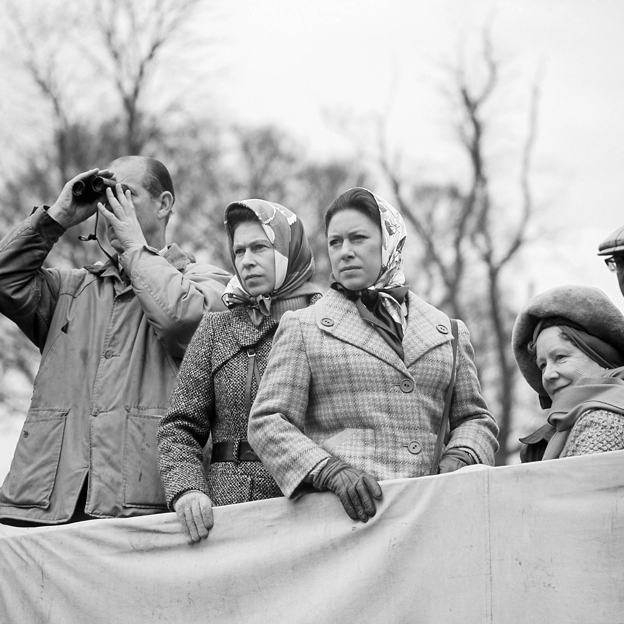 Kuningas Yrjö VI puhui ”meistä neljästä”, kun hän tarkoitti itseään, vaimoaan ja tyttäriään. Kuninkaalliset muodostivat tiiviin ja perhekeskeisen yksikön. Kuvassa Prinssi Philip, kuningatar Elisabet II, prinsessa Margaret ja kuningataräiti.