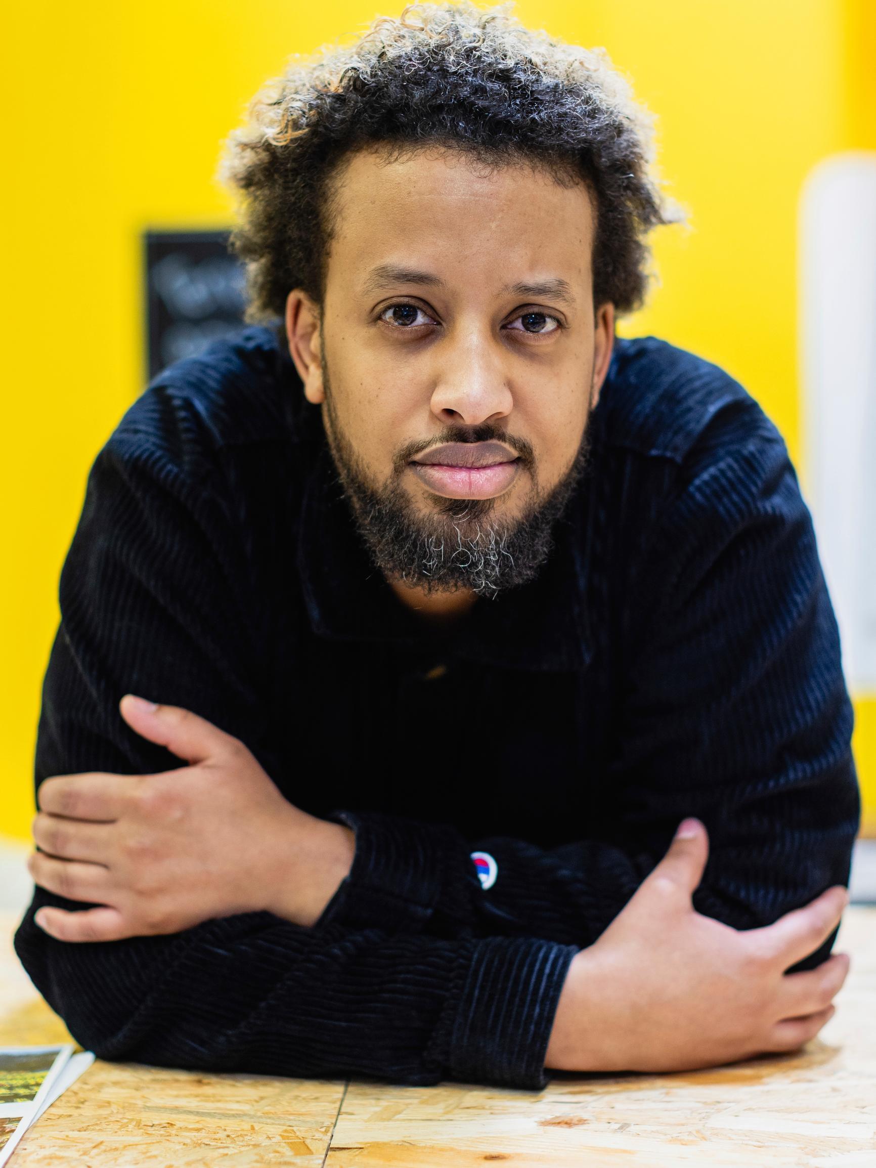 Stand up -koomikko Fathi Ahmed lopetti alkoholinkäytön kokonaan – ”Lääkärini sanoi, että lääkkeeni toimisivat paremmin, jos joisin vähemmän”