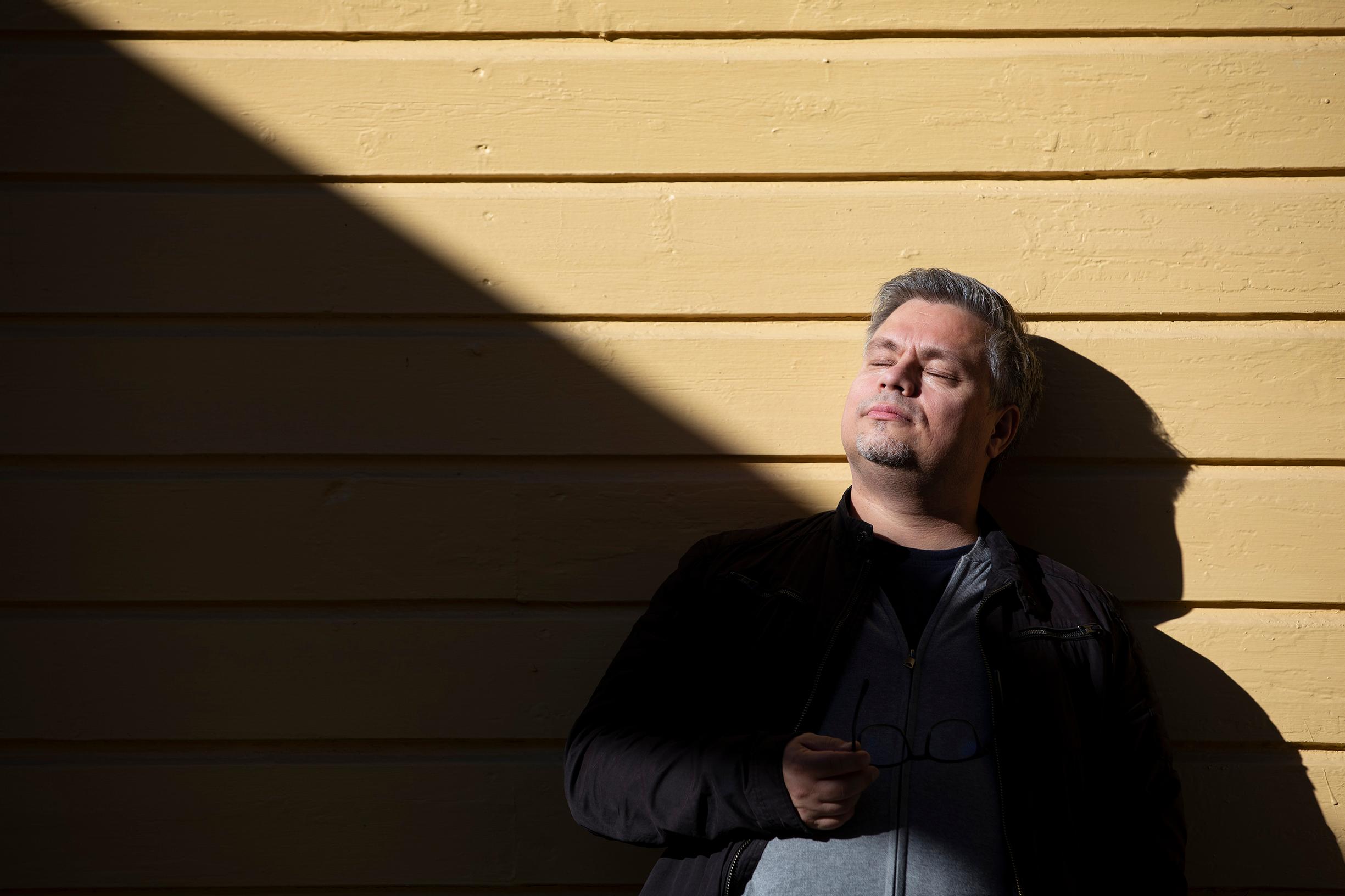 ”Opettaminen on puhetyötä ja kirjoittaminen istumatyötä. Remontoidessa näen työni tulokset saman tien.”