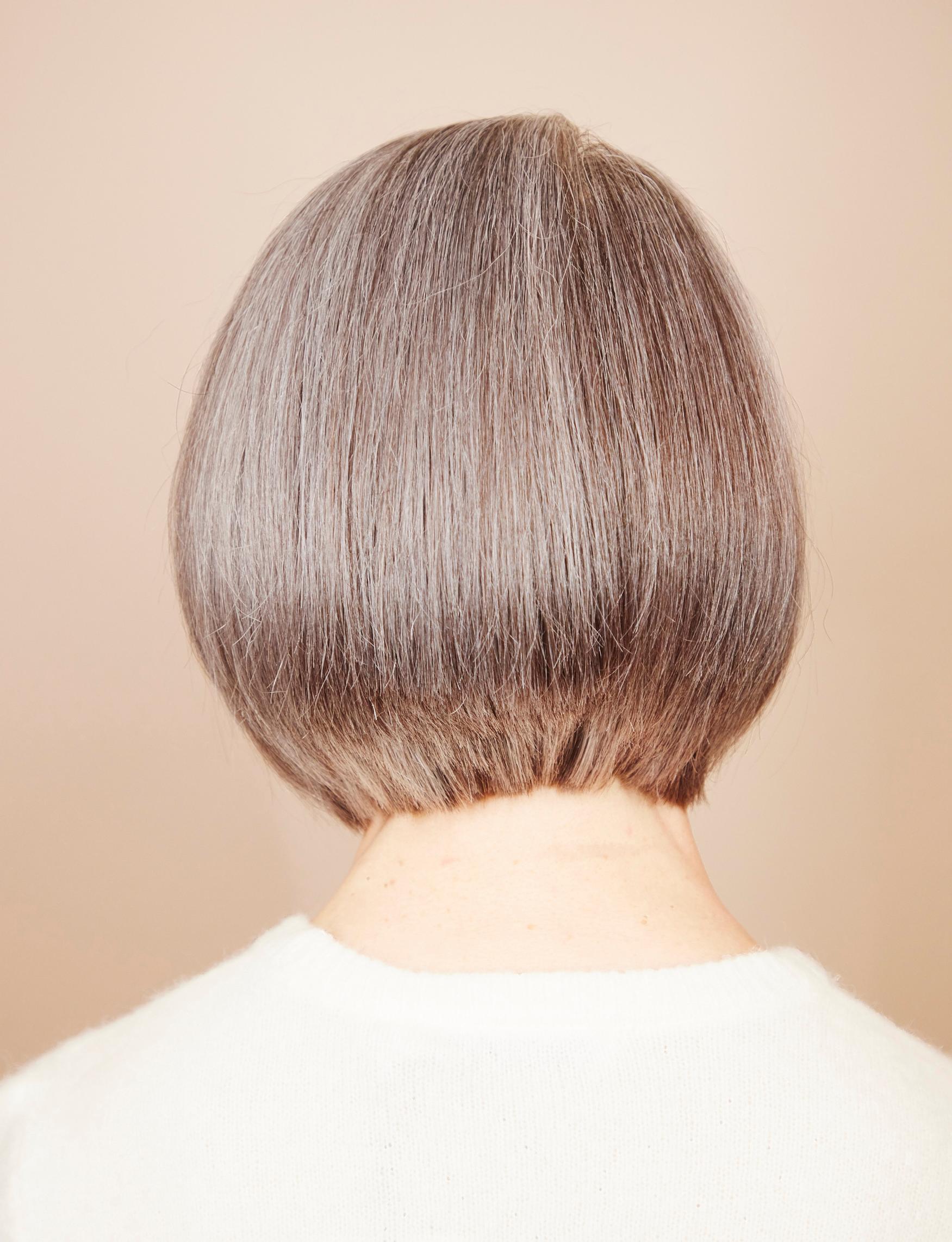Harmaille hiuksille tarkoitettu Wella True Grey -käsittely syventää hiusten luonnollista väriä. Se sulkee hiusten pintakerrosta tehden niistä sileät ja kiiltävät. Hiusten etuosaan sävytettiin vaaleita osioita eli money piece -raitoja kehystämään kasvoja. Takaosassa on tummempaa sävyä.