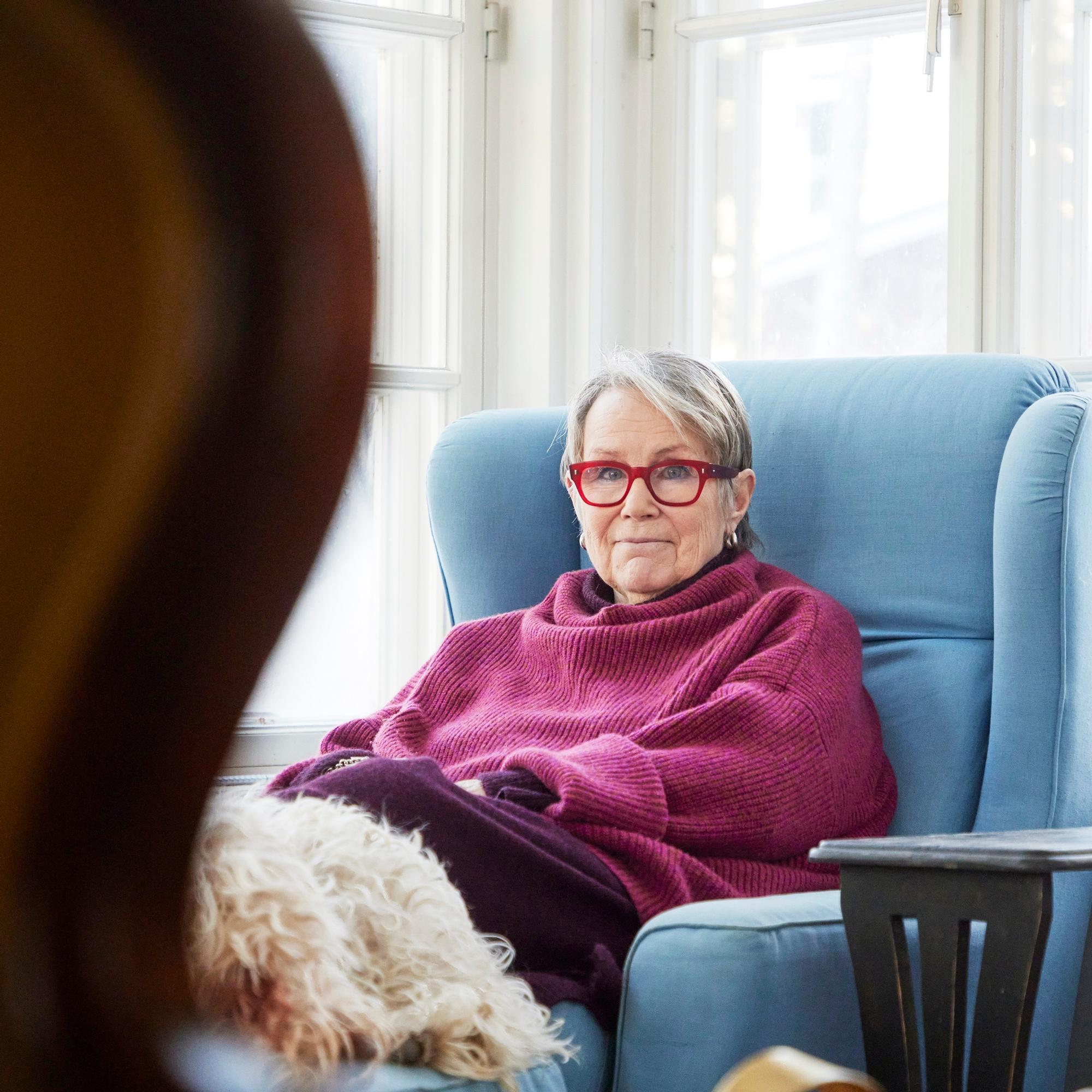 Hilkka Olkinuoran mukaan vanhuksia syytetään niin kansantalouden kuin hoitoalan kriiseistä: ”Vanhenemisen pelko johtaa ikäsyrjintään”