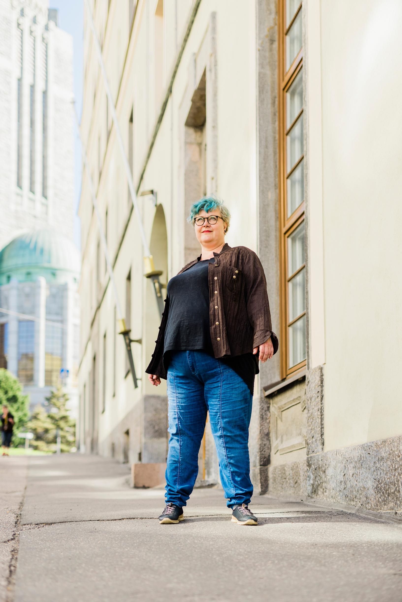Raisa Omaheimo on aina vältellyt oman kehon kritisoimista lapsensa kuullen. Nyt tytär Ranja on 18-vuotias ja tekee lavarunoutta.