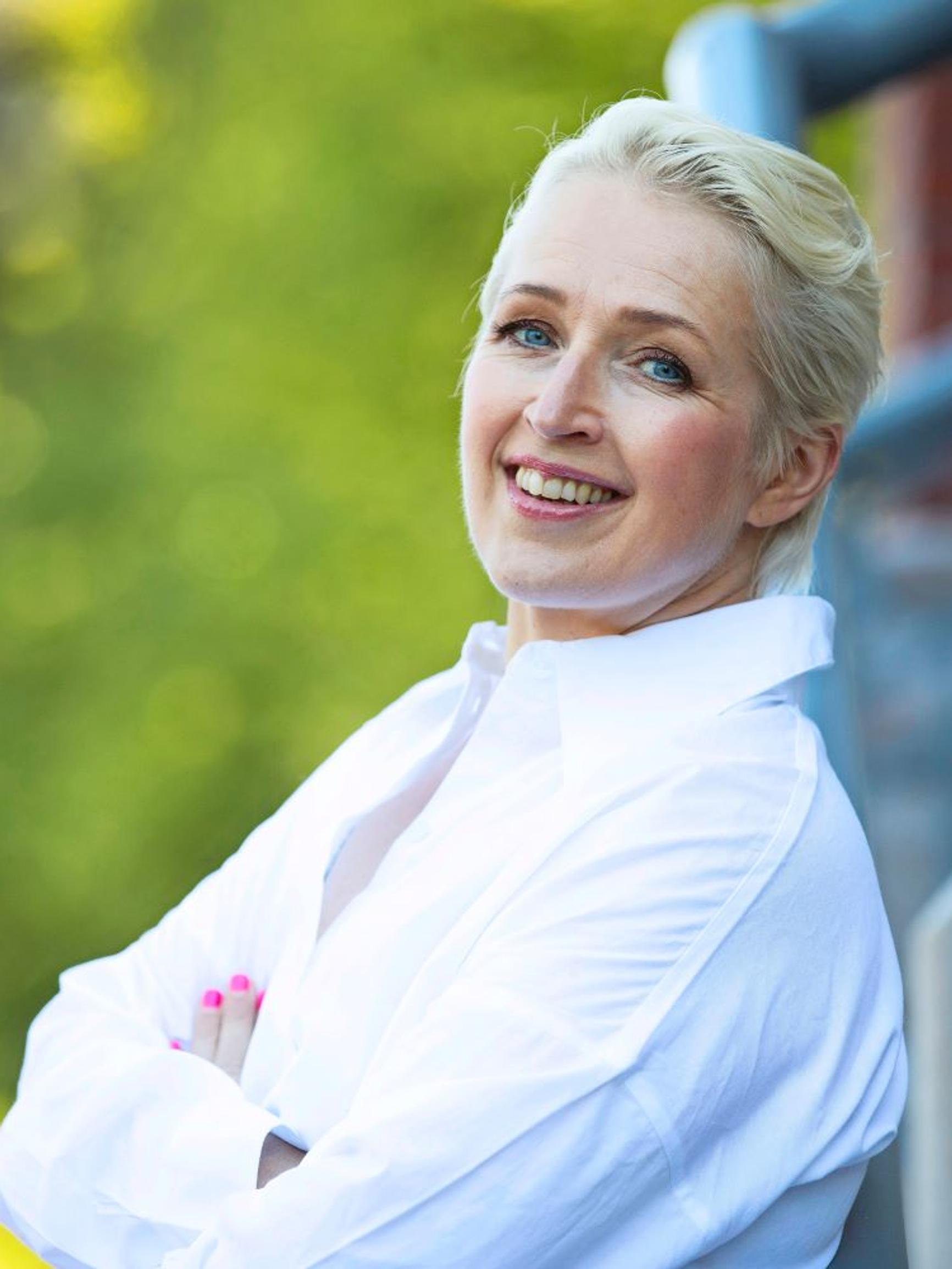 ”Tunsin niin jäätävää häpeää, että sitä on mahdotonta edes yrittää kuvailla”, kertoo Anna Perho, joka kärsi esiintymisjännityksestä