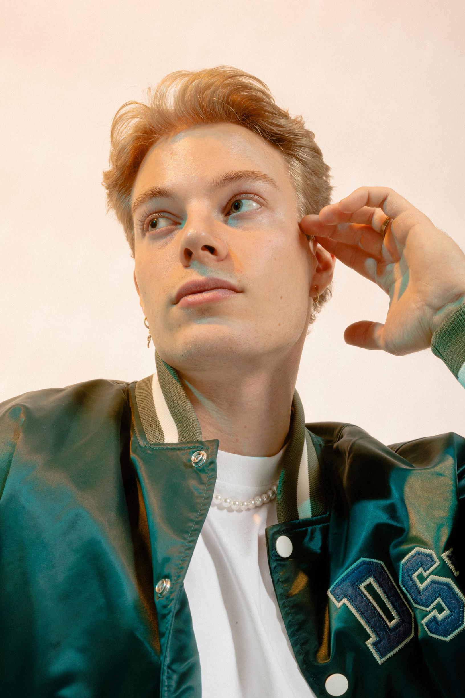 Mikael Renwall katsoo sivulle.