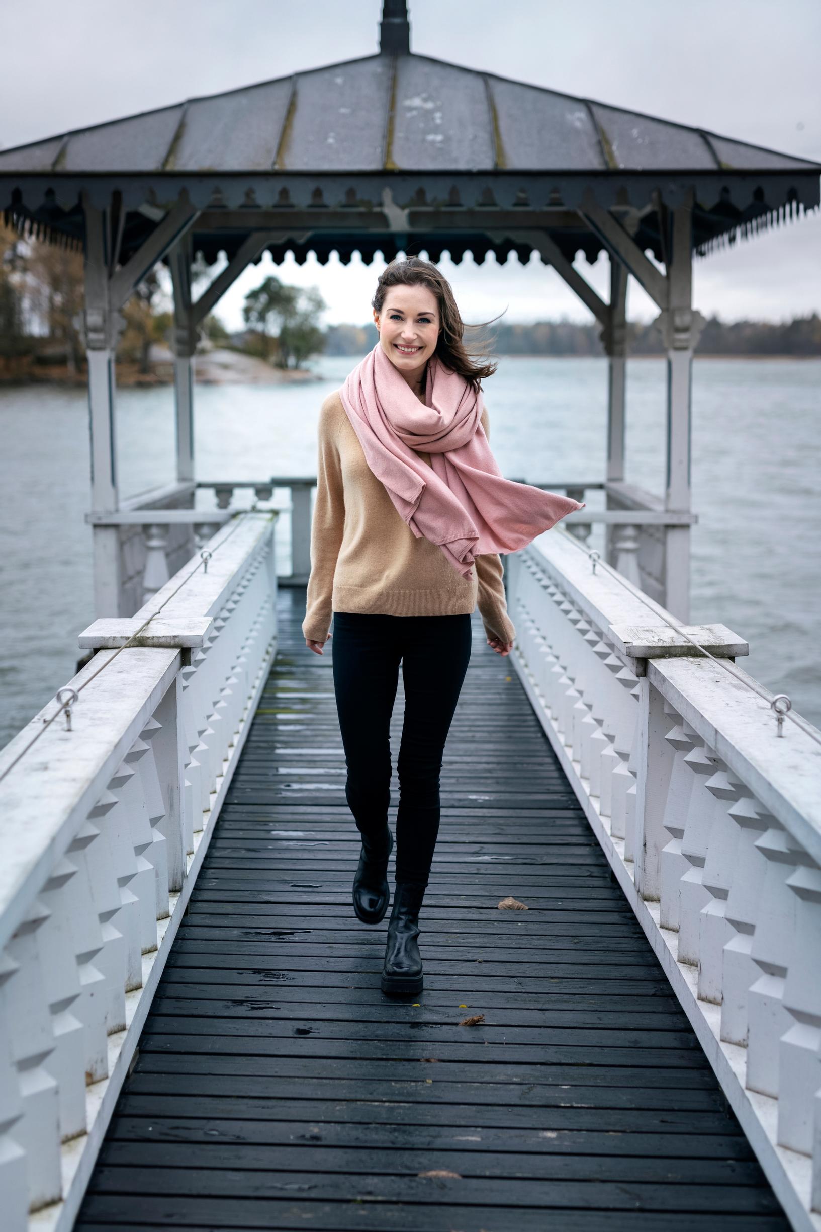 Sanna Marin on joutunut seisomaan tuulisella paikalla.