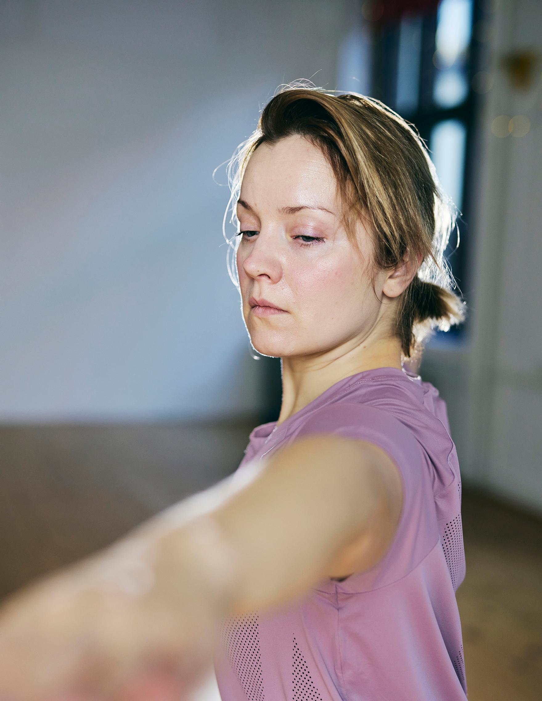 Elena Leeve yrittää ehtiä joogaamaan kolmisen kertaa viikossa. ”Välillä valitsen fyysisesti raskaamman astanga-tunnin, joskus rentouttavan yin- tai hathajoogan. Teen ratkaisun aina sen mukaan, mitä kehoni kaipaa.”