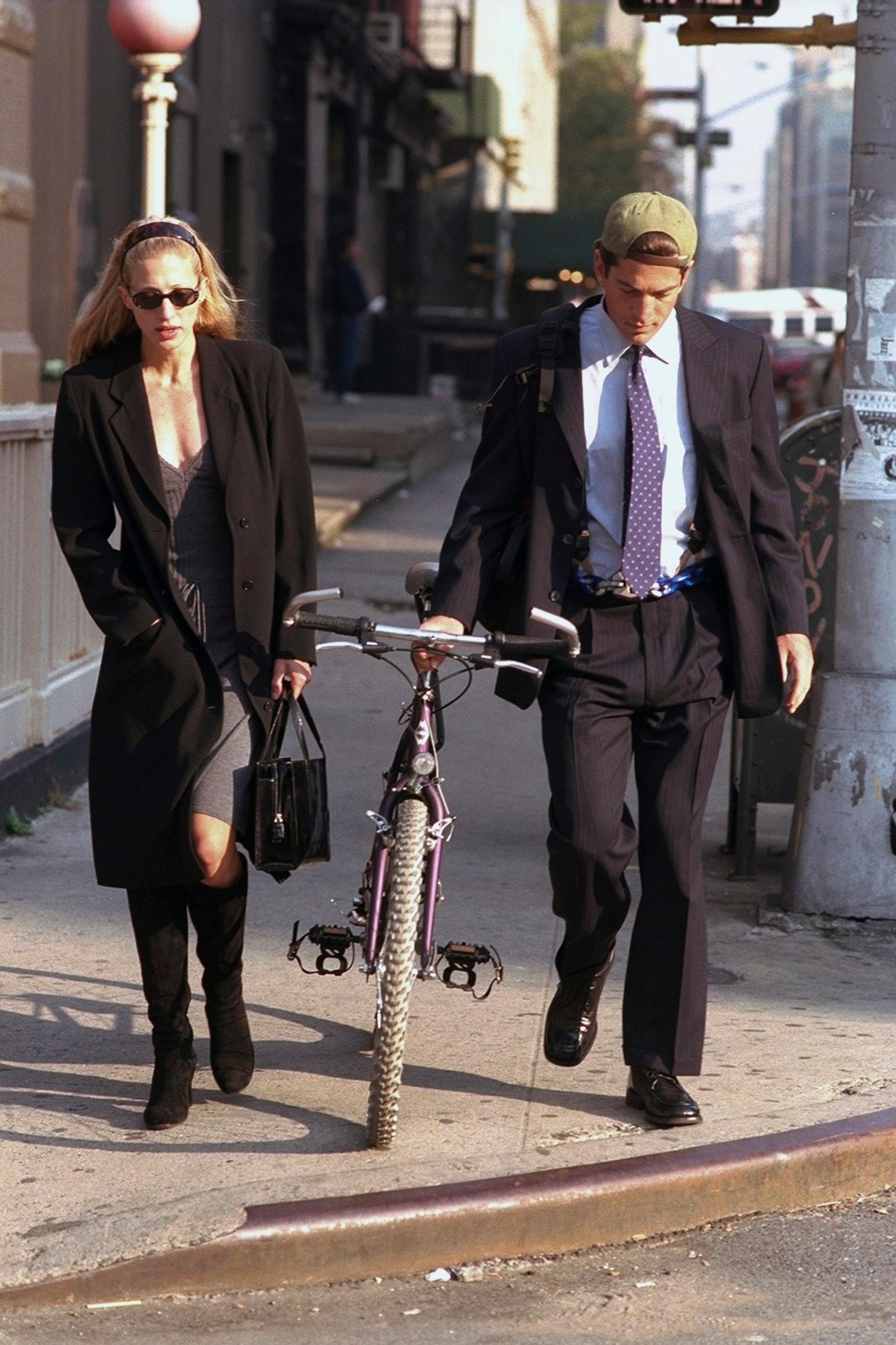 Paparazzit seurasivat Carolyniä ja John F. Kennedy Junioria heidän kotikulmillaan New Yorkissa.