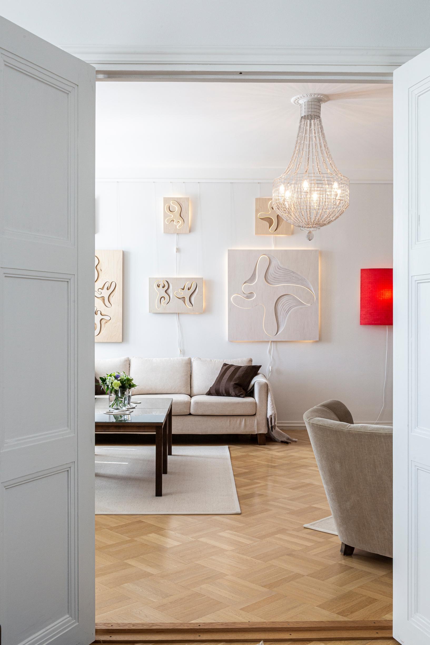 Katonrajassa olevaan kiskoon on kiinnitetty Irina Påttin uusia, koivuvanerista tehtyjä valaisimia. Kattokruunu on Irinan teräksinen Chandelier Ball.