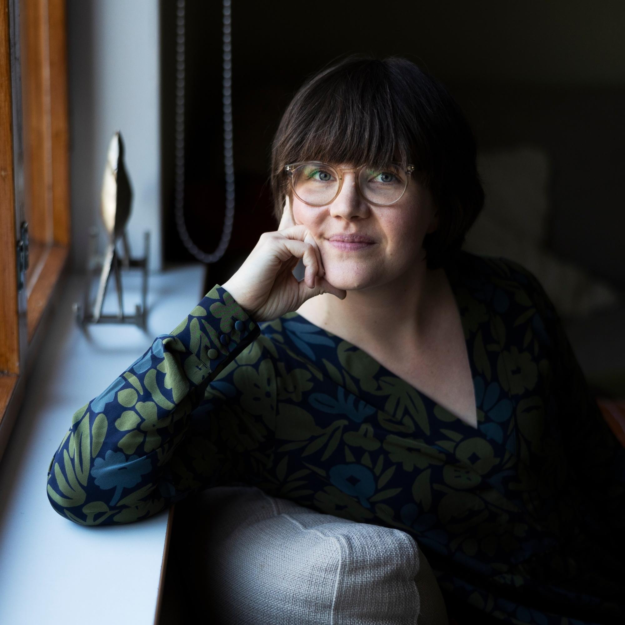 Vanhusten yksinäisyys ei poistu rupattelulla, sanoo tutkija Elisa Tiilikainen: ”Liian moni heikkokuntoinen joutuu pärjäämään yksin”