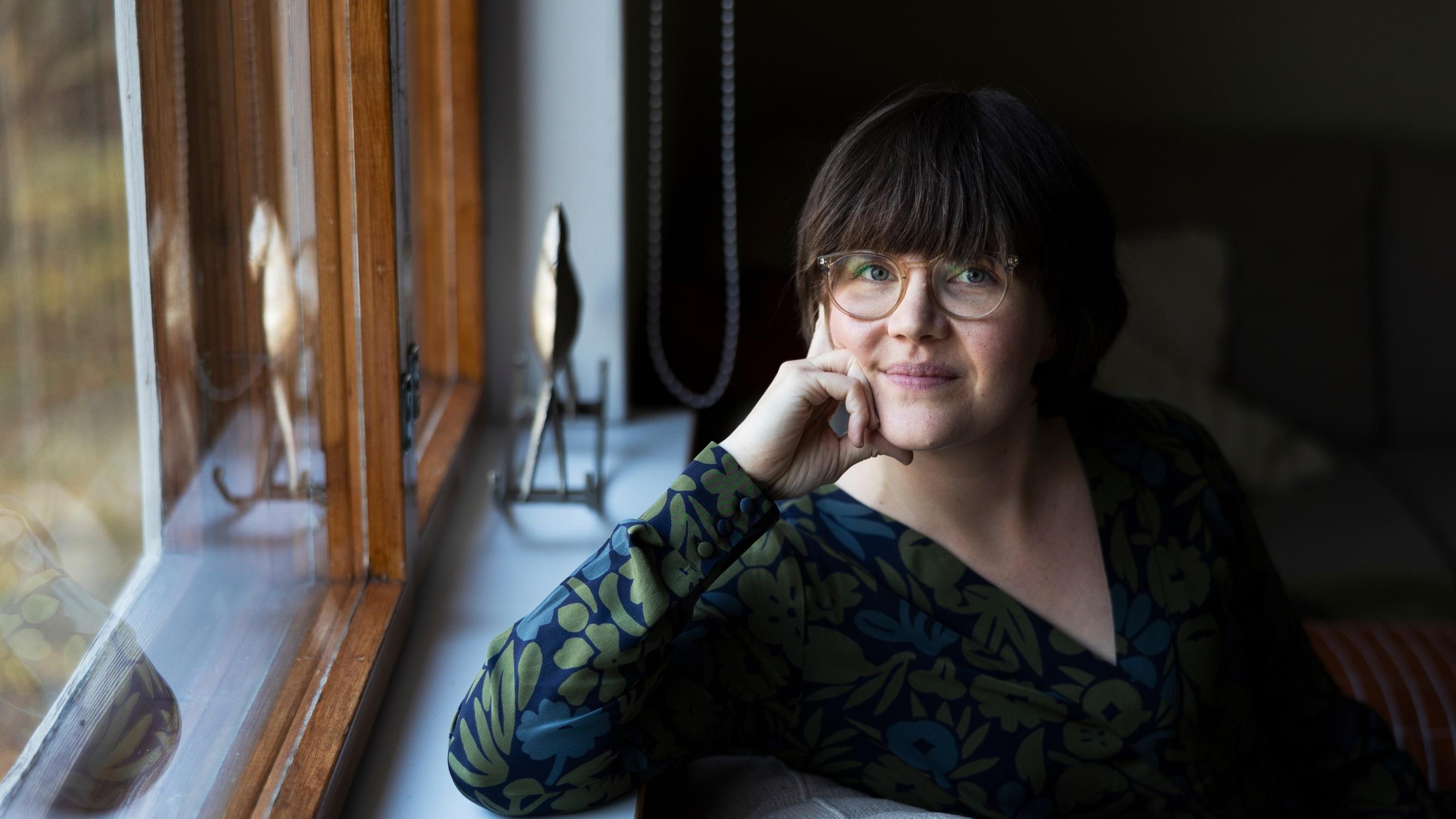 Vanhusten yksinäisyys ei poistu rupattelulla, sanoo tutkija Elisa Tiilikainen: ”Liian moni heikkokuntoinen joutuu pärjäämään yksin”