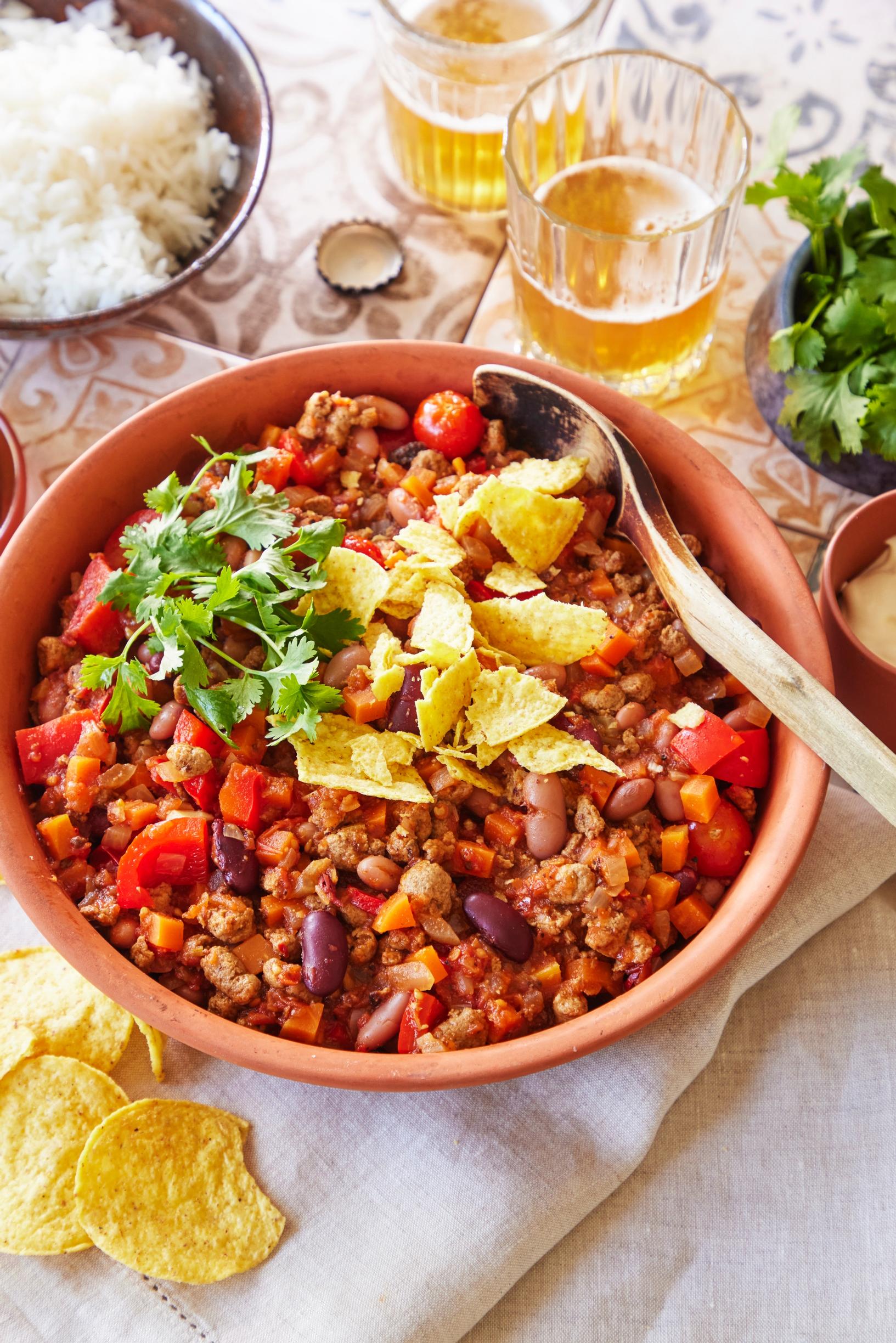 Hartaasti haudutettu chili sin carne riittää isolle porukalle ja maistuu tekeydyttyään seuraavana päivänä jopa vielä paremmalta.