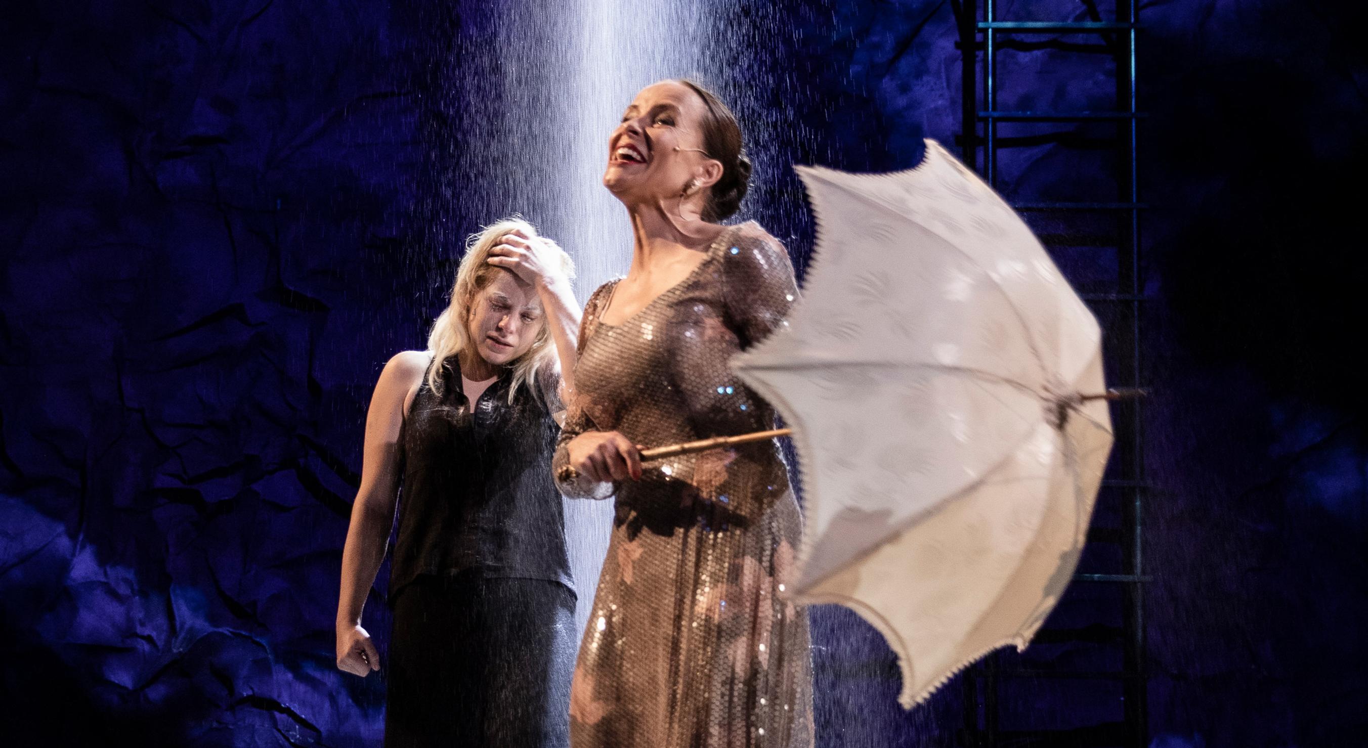 Kansallisteatterin pienellä näyttämöllä sai syyskuussa ensi-iltansa Anton Tšehovin Lokki, jossa Emmi Parviainen nähdään yhdessä 25-vuotistaiteilijajuhlaa viettävän Maria Kuusiluoman kanssa.