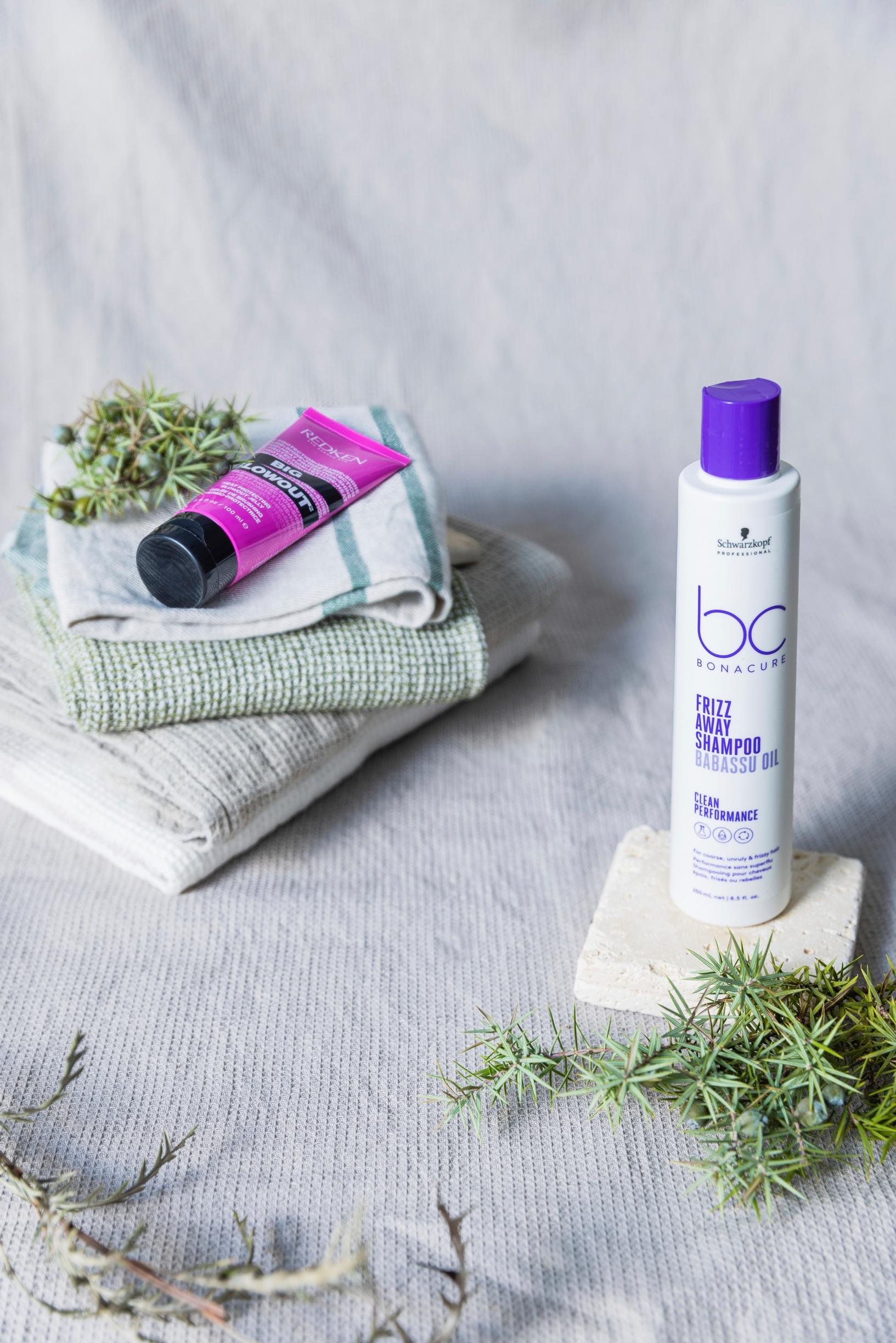 Vuoden 2023 paras lämpösuojatuote: Redken Big Blowout Styling Gel 30,25 e. Paras shampoo: Schwarzkopf Professional Bonacure Frizz Away Shampoo 17,90 e.