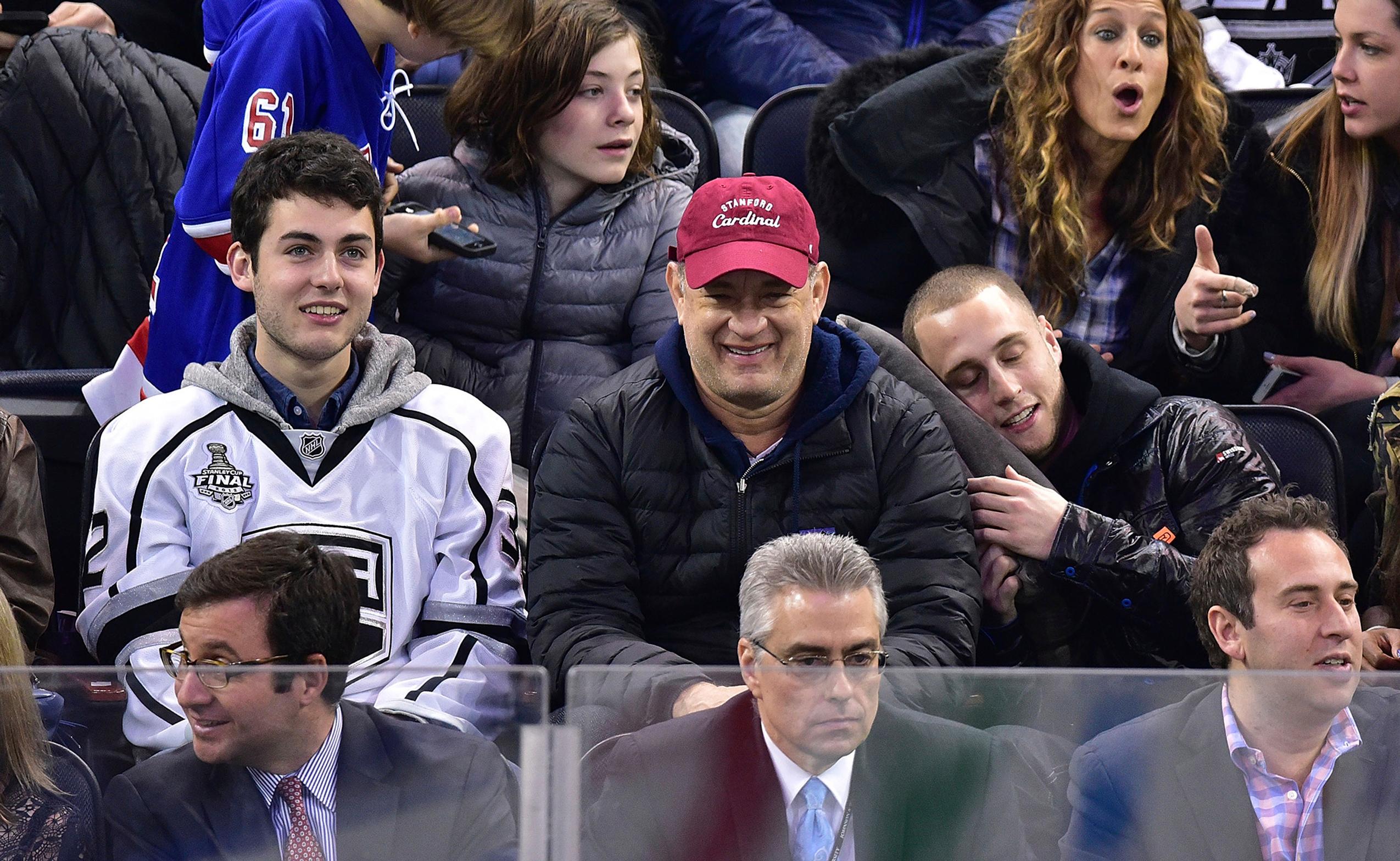 Tom Hanks katsoi poikiensa Trumanin (vas.) ja Chetin kanssa jääkiekkoa New Yorkissa 2015.