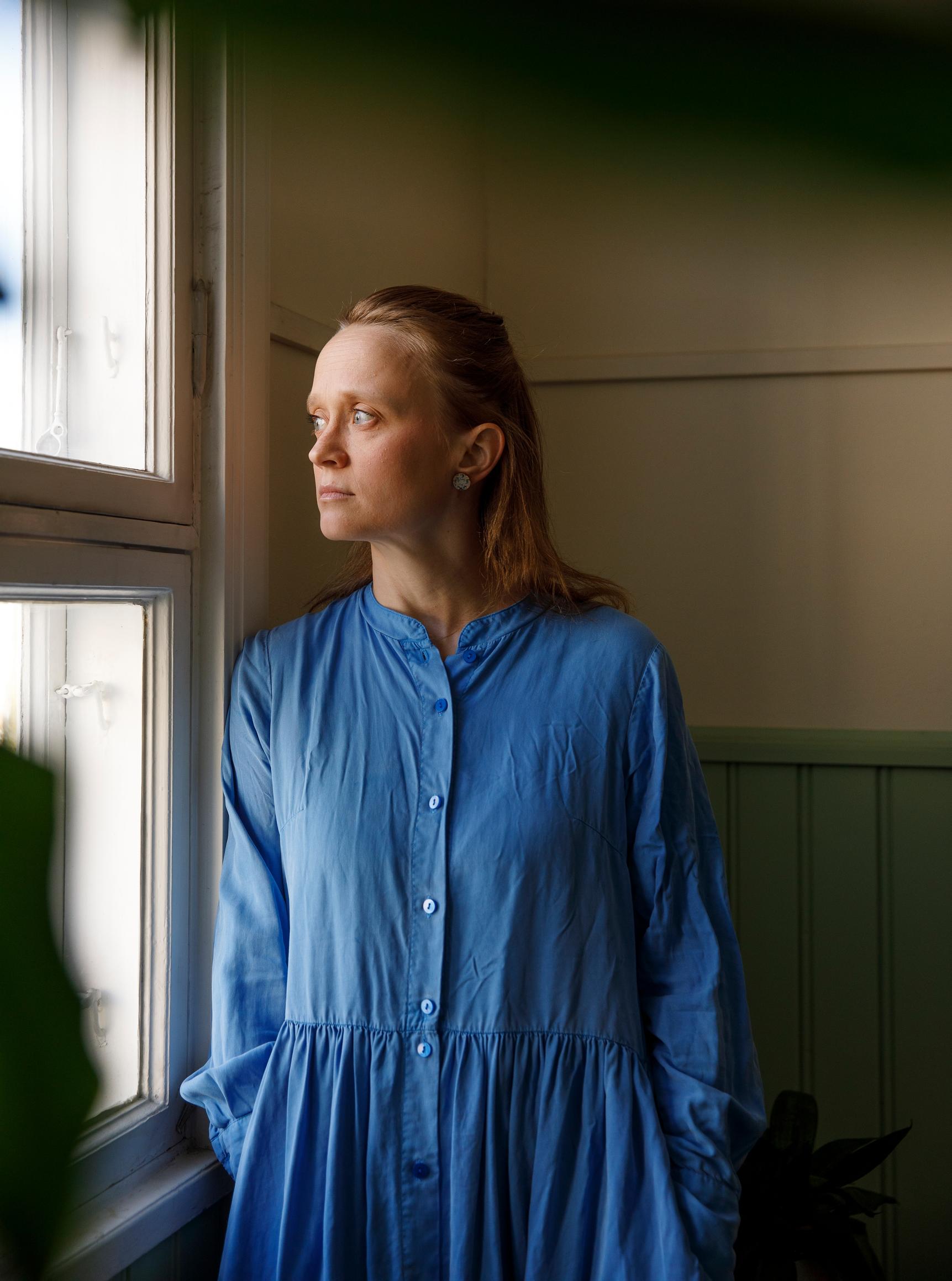 ”Nautin, kun läheiset ihmiset tai kollegat vitsailevat kivustani. Näyttelijän ammatissa saa nauraa paljon”, Ella Mettänen sanoo.
