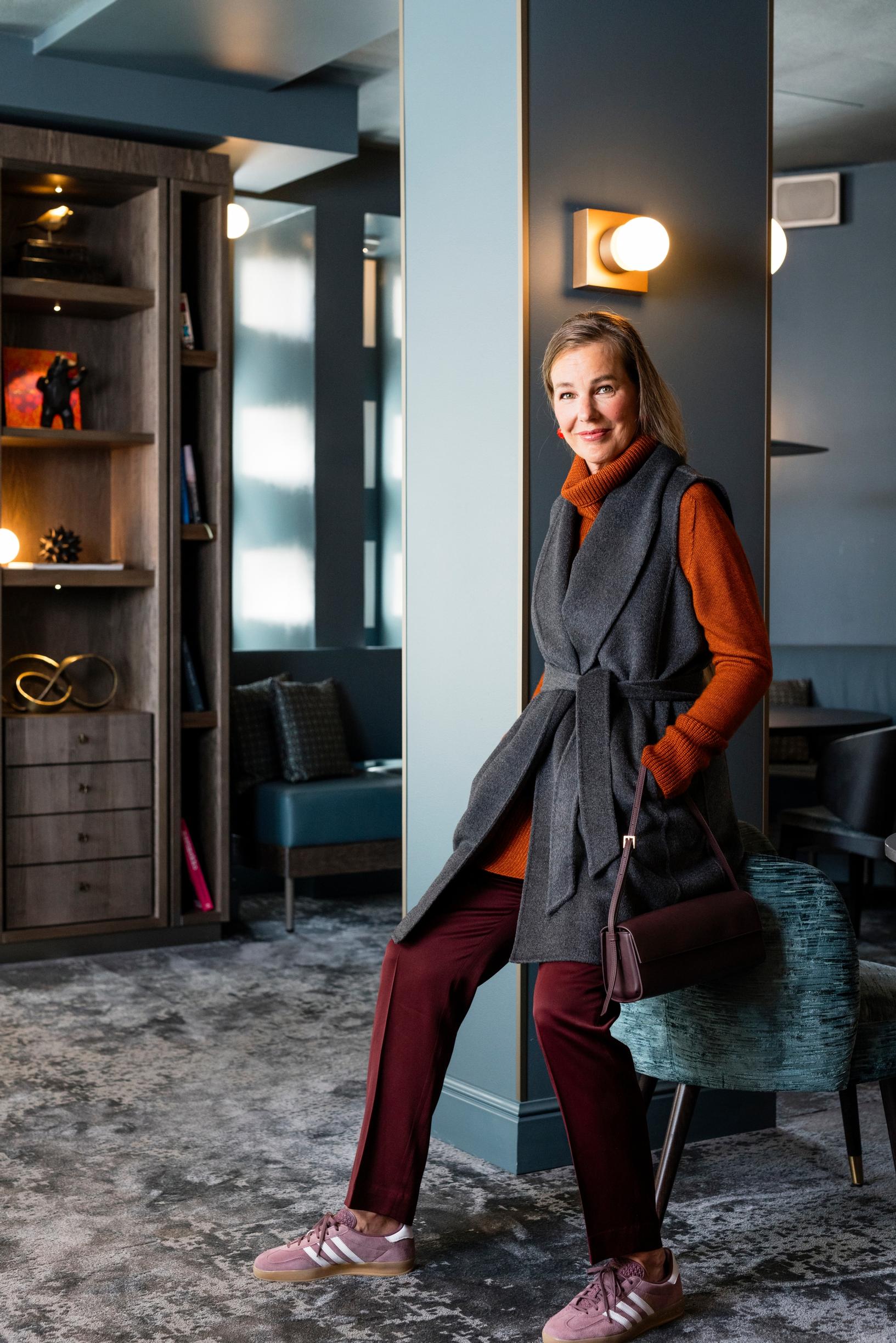 Kauluksellinen liivi on villaa 379,90 e, Ril´s. Arovescion merinovillaneule 249 e, Nectarine. Viskoosisekoitteiset housut 99 e ja Adidaksen lenkkarit 120 e, Arket. Korvakorut 80 e, Valkoinen Elefantti. Laukku 129 e, & Other Stories.