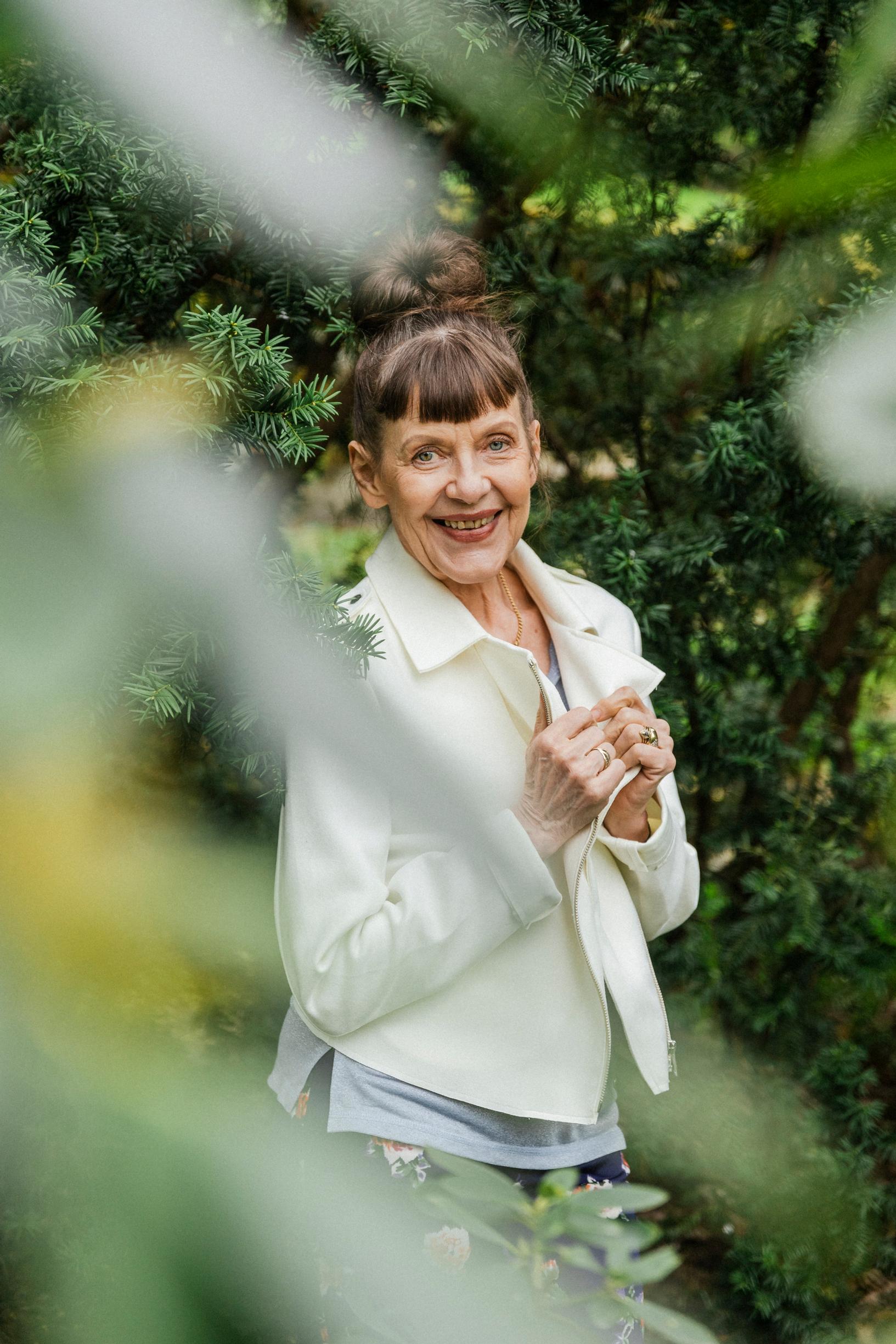”Ajattelen kuolemaa joka päivä, en ahdistuneena tai peloissani, vaan enemmänkin sukupolvien jatkumona”, Eeva Eloranta