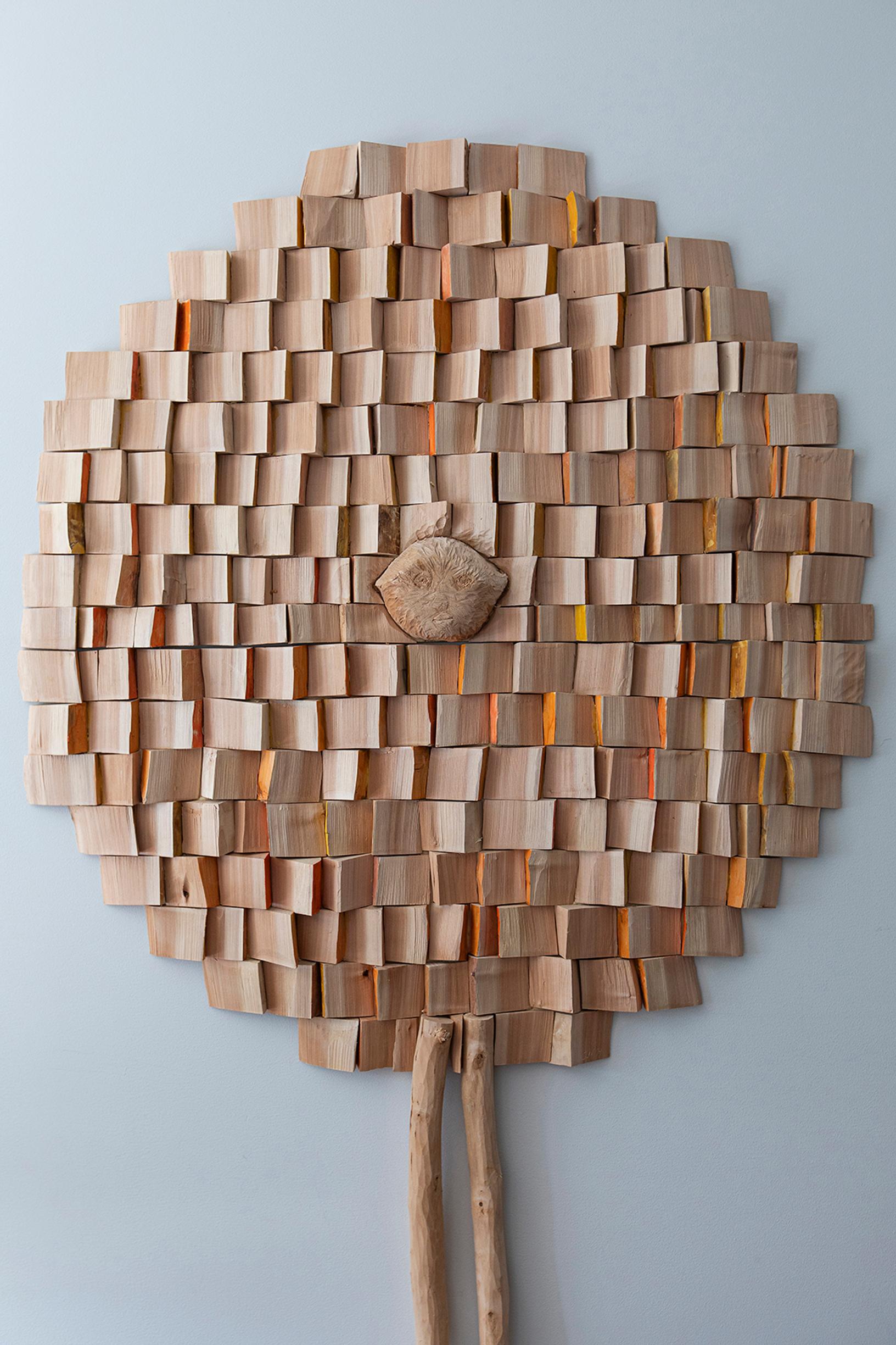 Puuveistos on todellista lähitaidetta, tehty Töölönrannan hopeapajusta. Tekijä Inka Nieminen asuu itsekin Lallukassa, kuten muutkin olohuoneet taiteilijat, Kuutti Lavonen ja Tommi Toija.