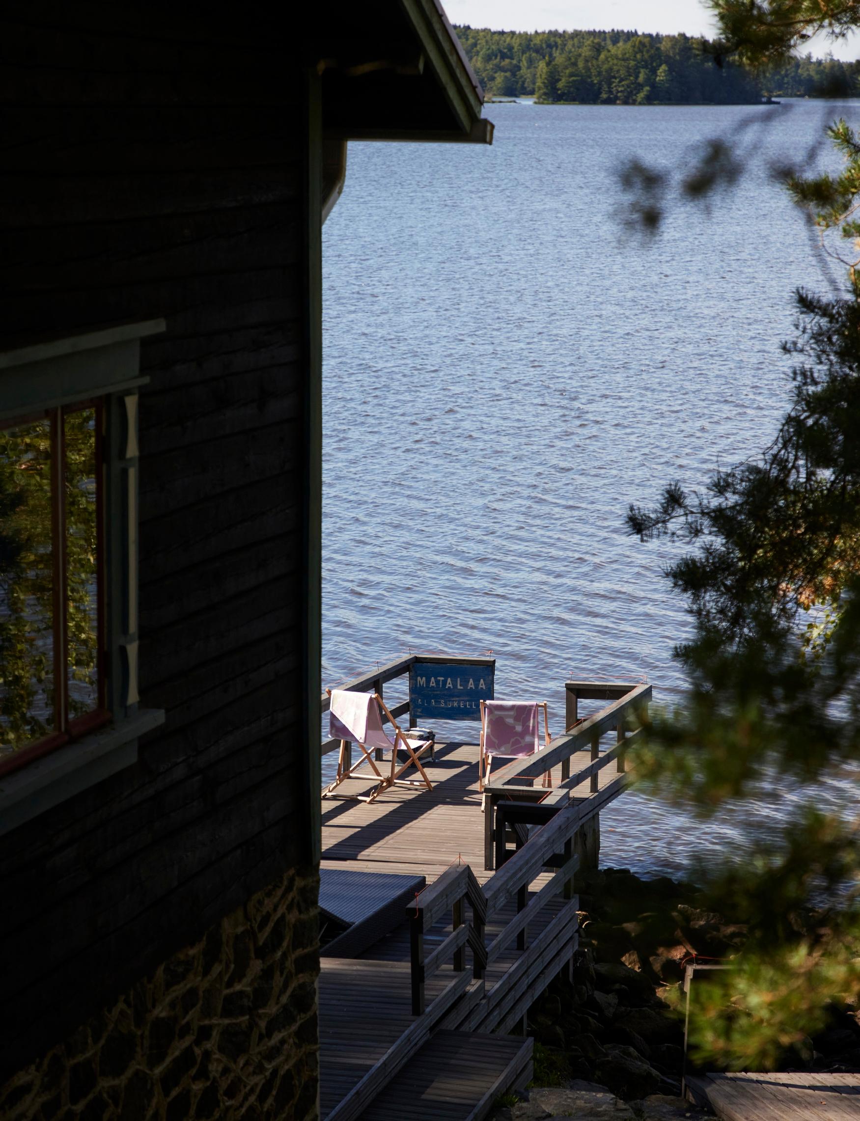 Korkealle kalliolle rakennetusta talosta on näkymät kolmeen ilmansuuntaan.