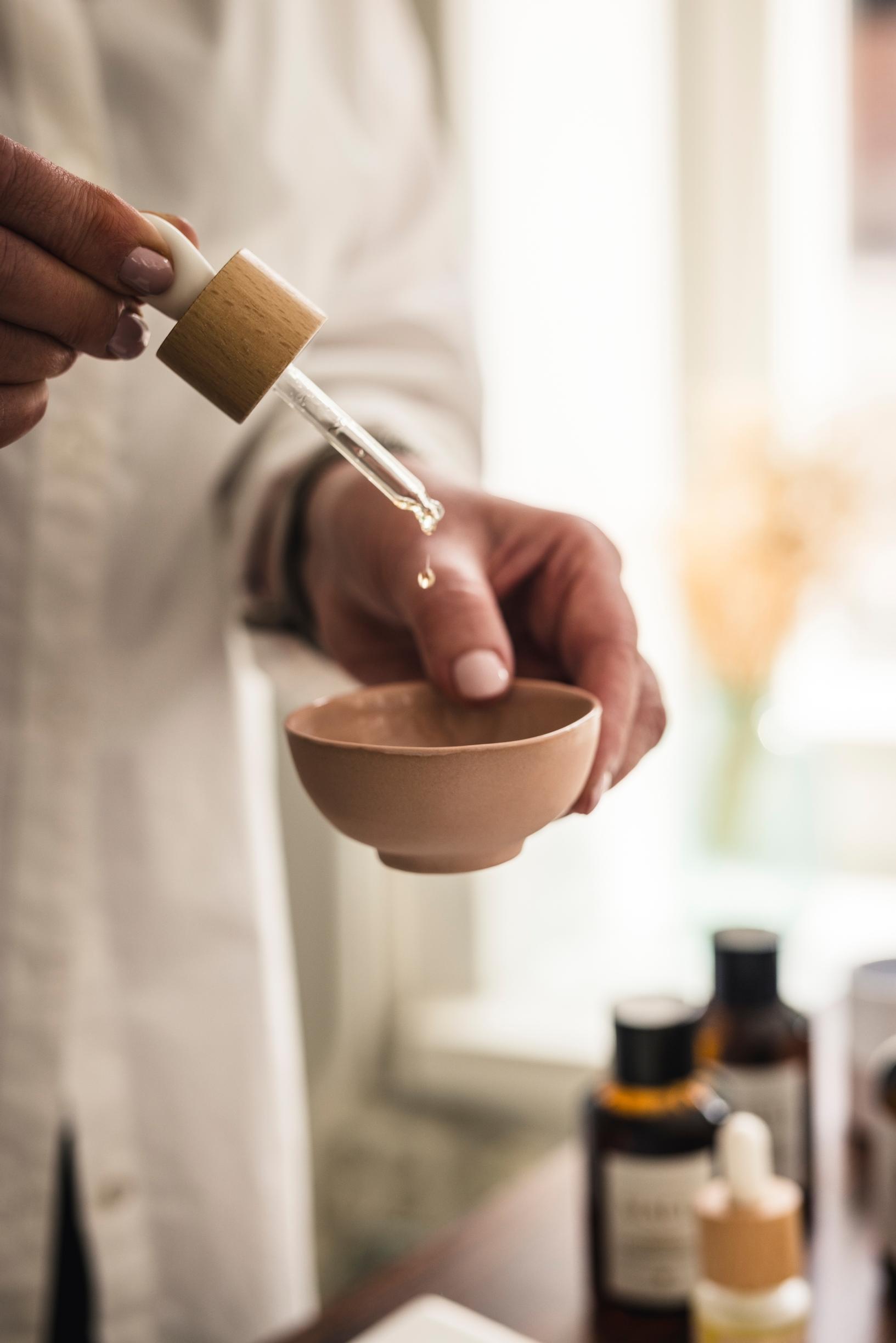 Ayurvediseen kasvohoitoon kuuluu paljon öljyjä ja hierontaa. Jokaiselle kehotyypille suositellaan omia öljyjä: vatalle seesami- tai manteliöljyä, pittalle kookos- ja auringon- kukkaöljyä ja kaphalle kameliaöljyä.