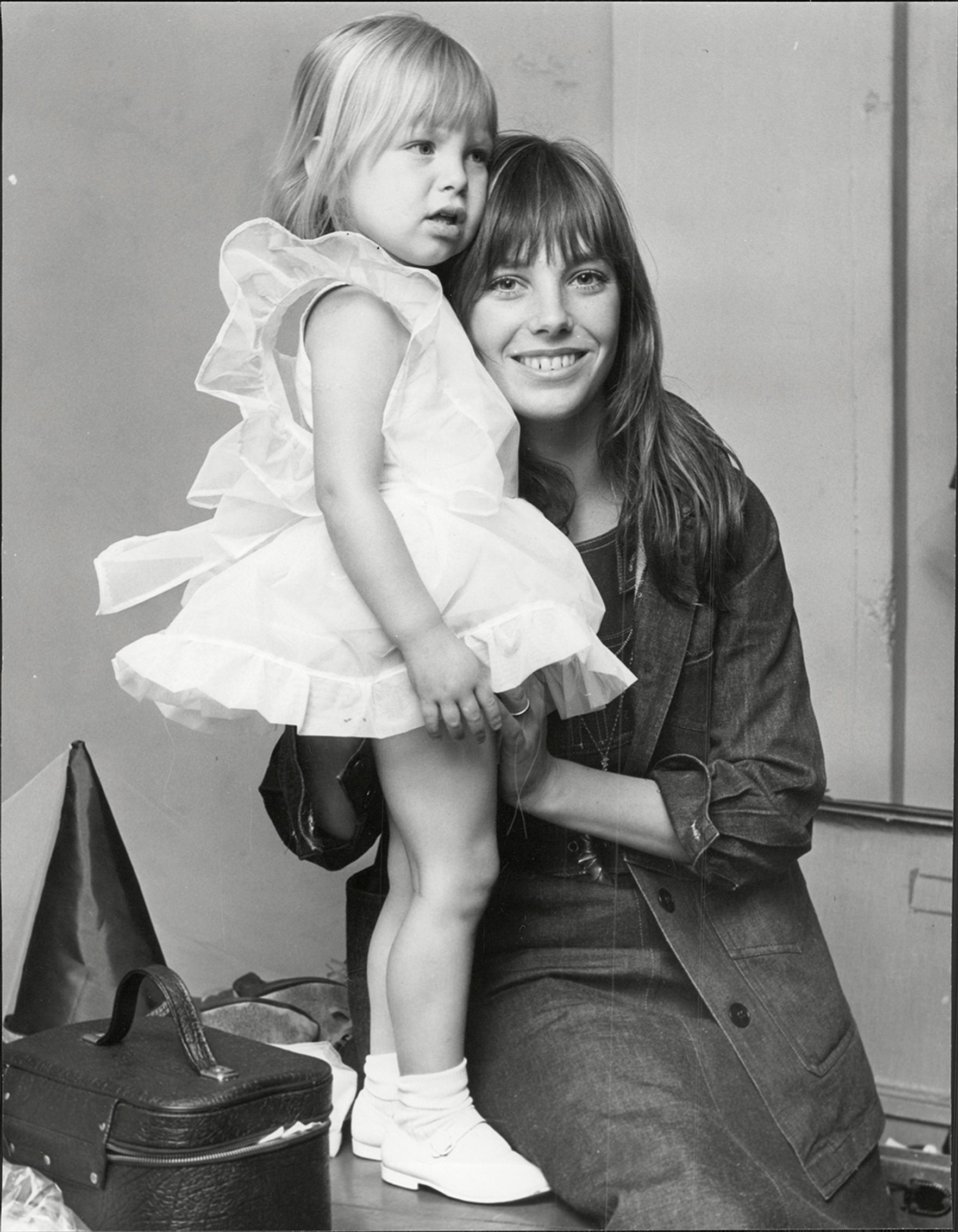 Jane esikoistyttärensä Kate Barryn kanssa 1970. Kate kuoli traagisesti 2013 vain 46-vuotiaana. Hänen isänsä oli tunnettu säveltäjä John Barry.