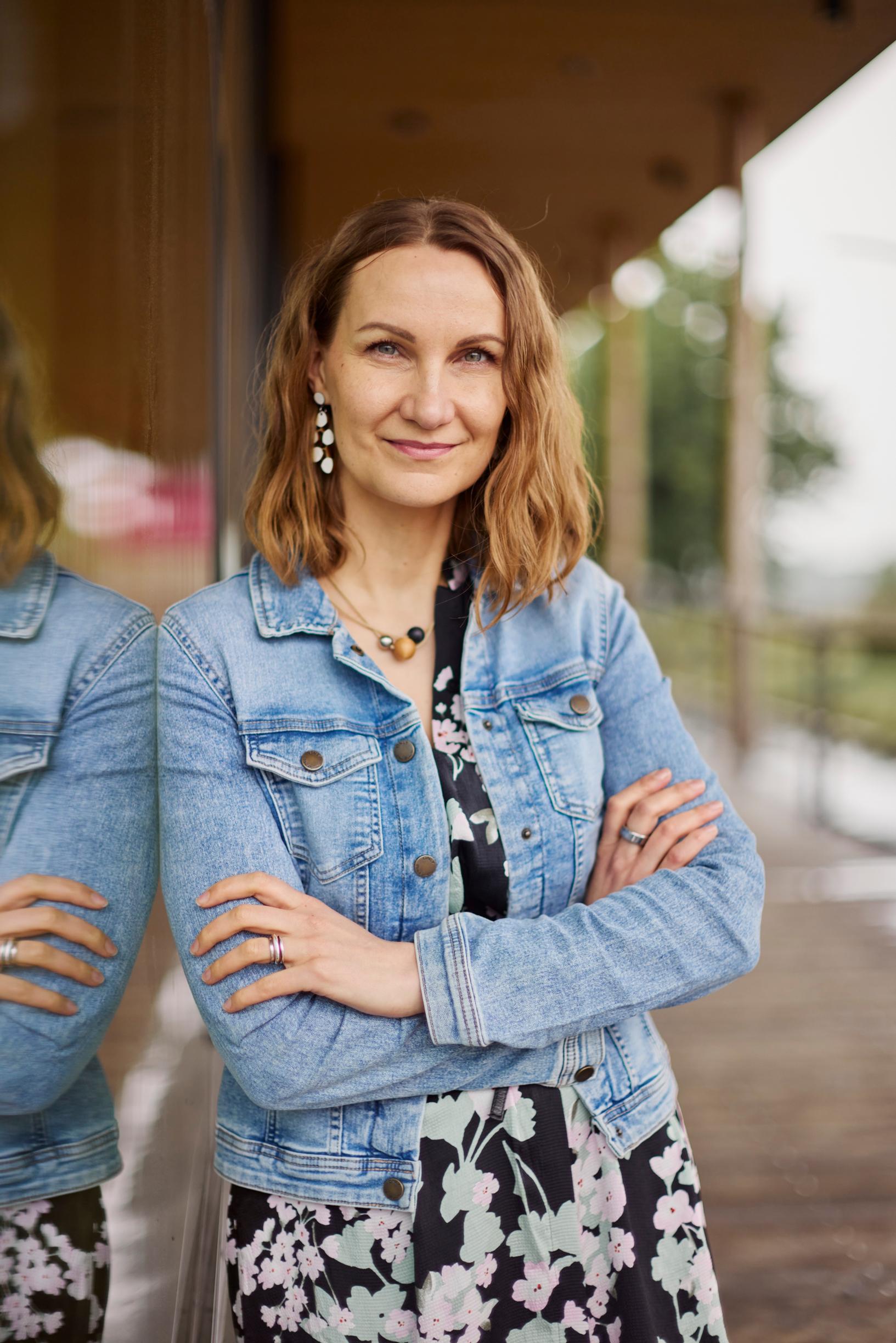 Anna nojaa seinään