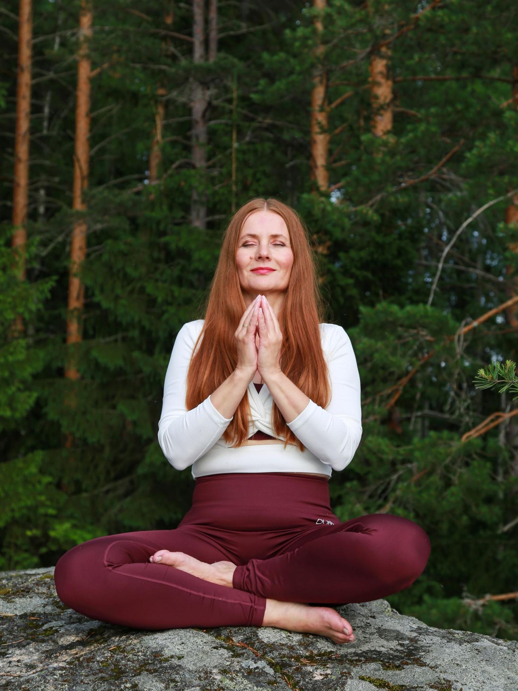 Joogaa kuukautiskierron tai vaihdevuosien ehdoilla? Naturally Yin & Yang -jooga ottaa huomioon luonnon ja kehon syklit