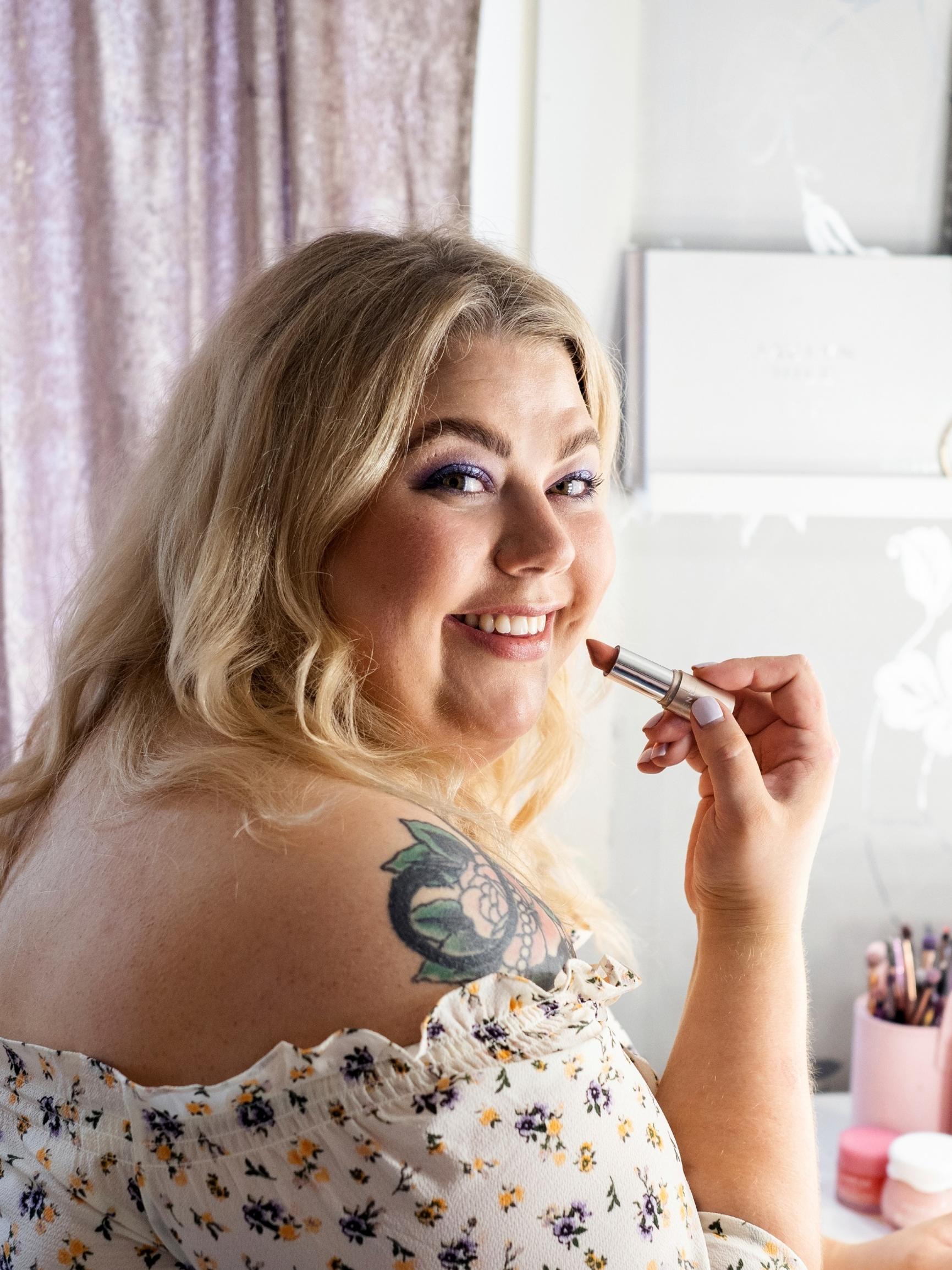 Meikkimuija-bloggaaja Jonna Ojala suosii edullista kosmetiikkaa: ”On turhaa maksaa tuotteesta viisikymppiä, jos yhtä hyvän saa vitosella”