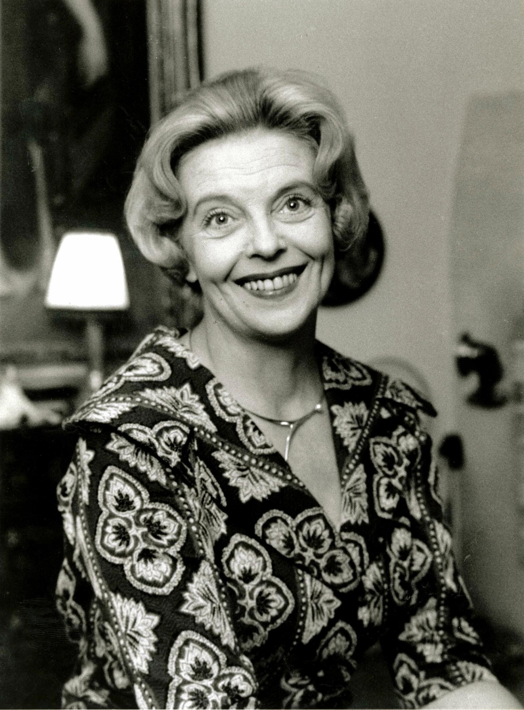 Regina lopetti näyttelijäntyöt 1956 ja alkoi työskennellä Yleisradiossa kielenkääntäjänä. Kuva on vuodelta 1961, jolloin hän oli 46-vuotias.