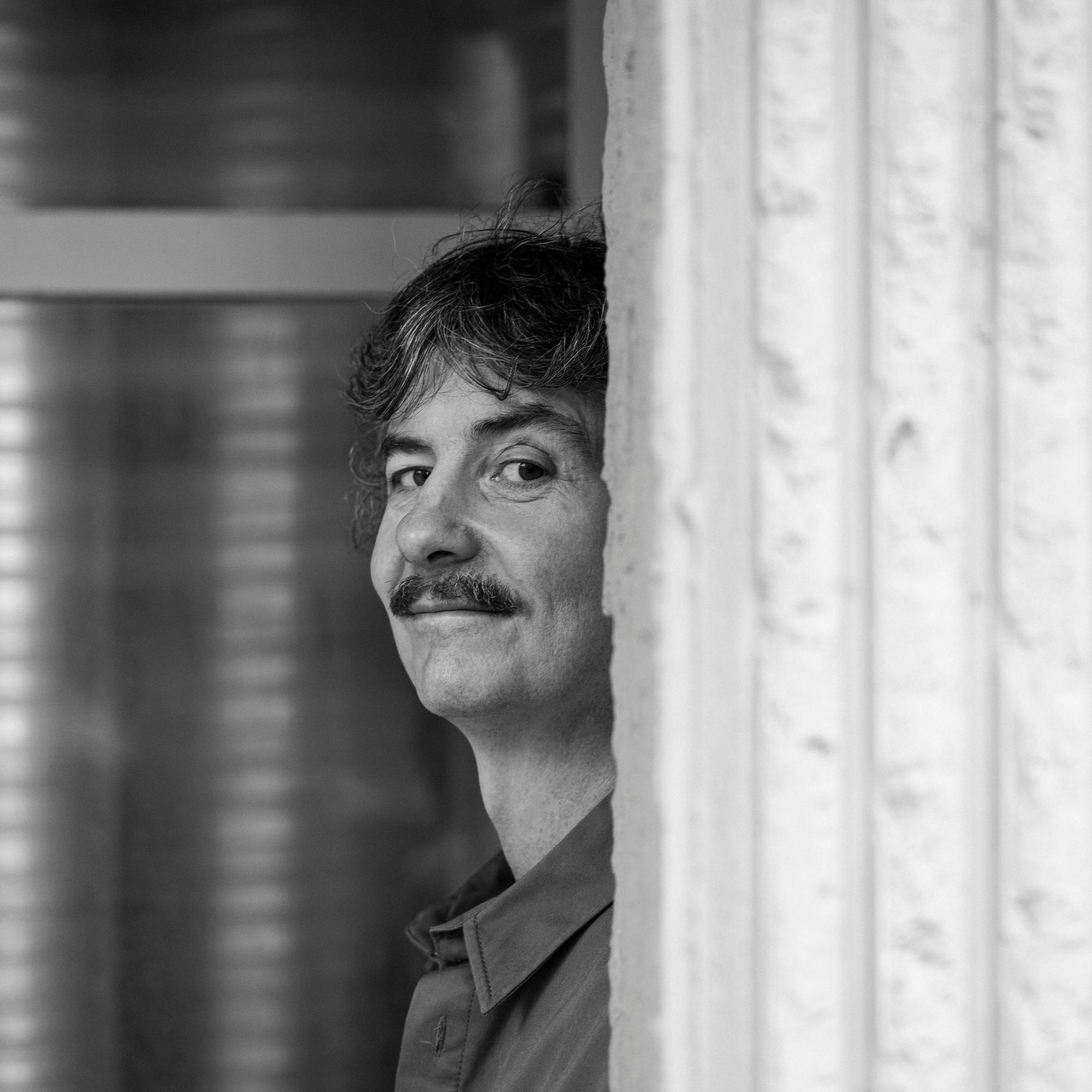 Kirjailija Antti Tuomaisen suurin saavutus ei liity kirjoihin millään tavalla: ”Päätöksestä alkoi kaikin puolin parempi elämä”